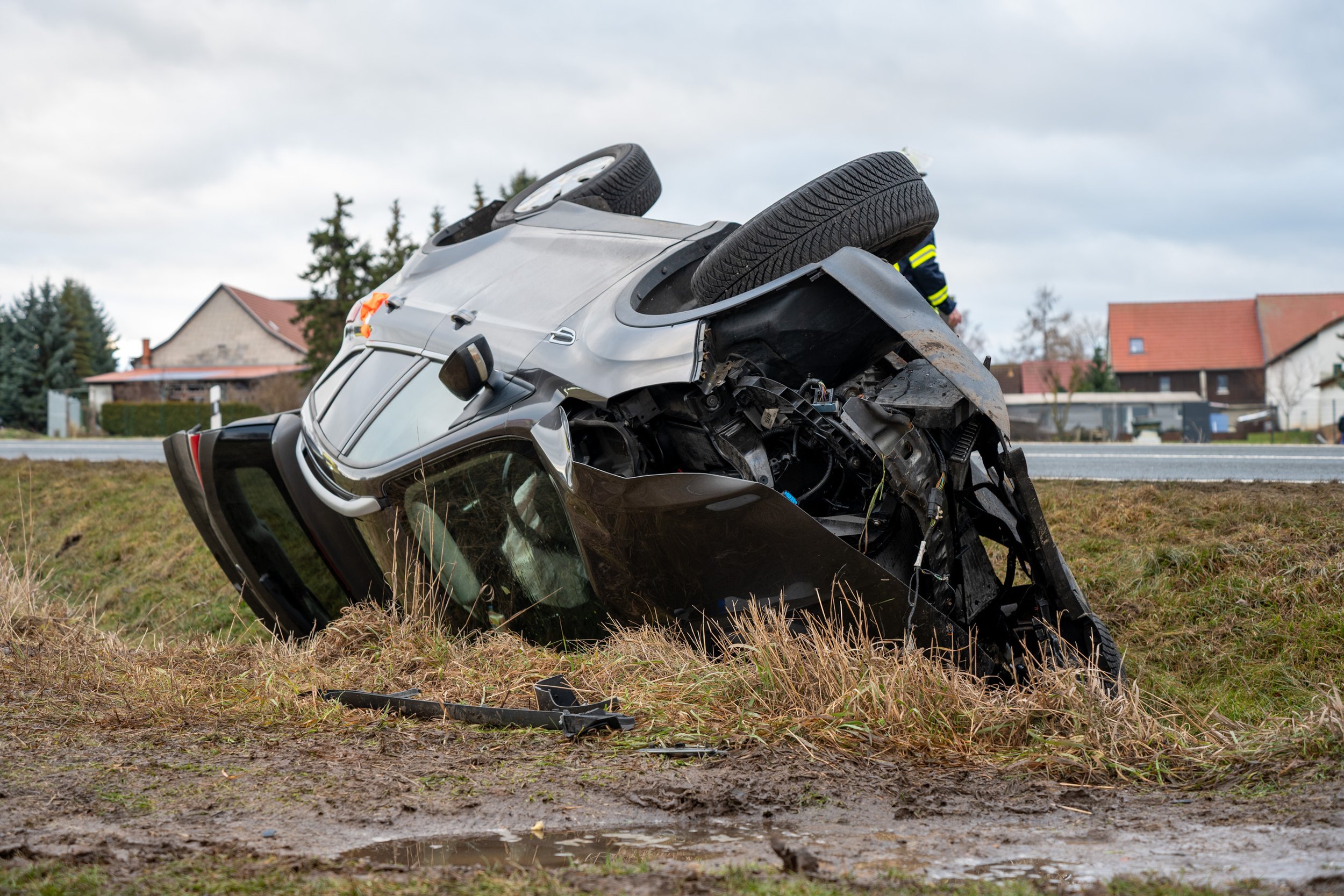 Frau verunfallt bei Großbrembach mit Pkw: Rettungshubschrauber im Einsatz