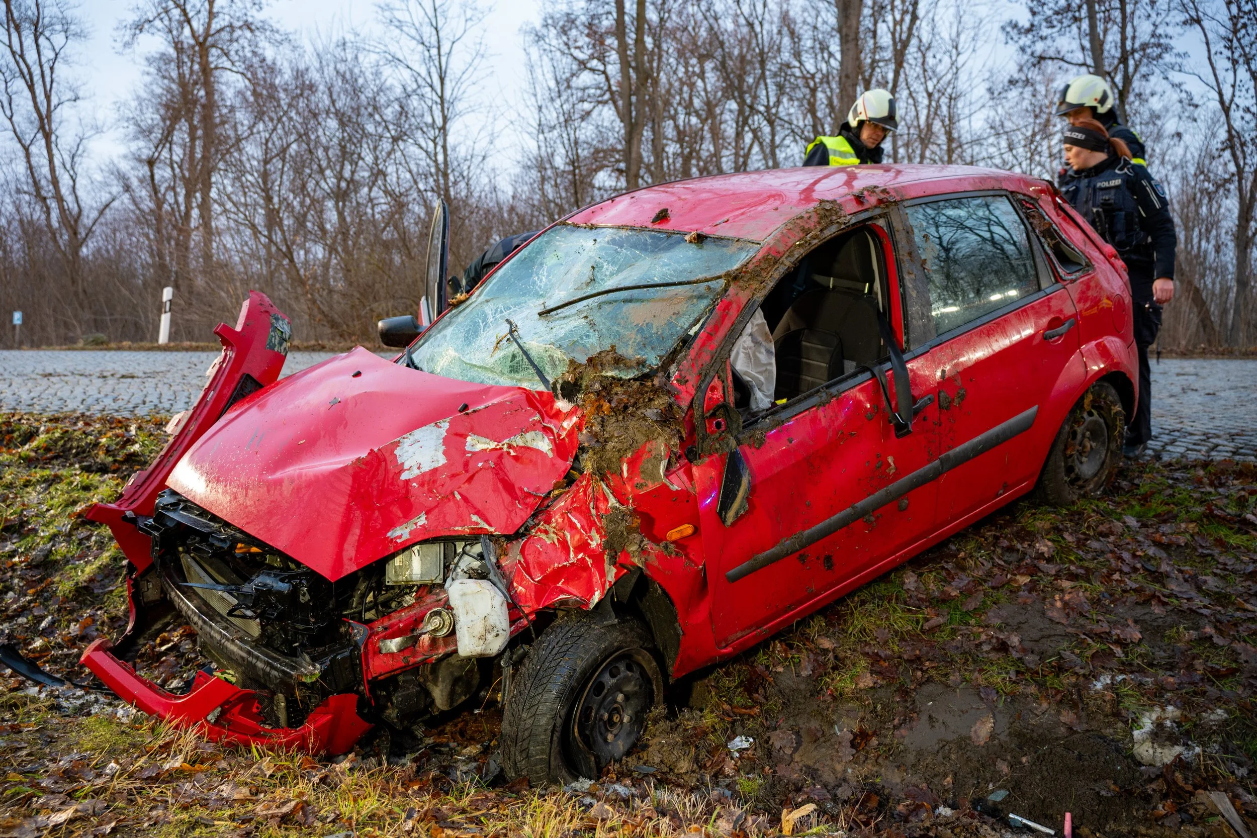 Frau verunfallt auf glatter Straße nahe Weimar-Buchenwald und wird schwer verletzt