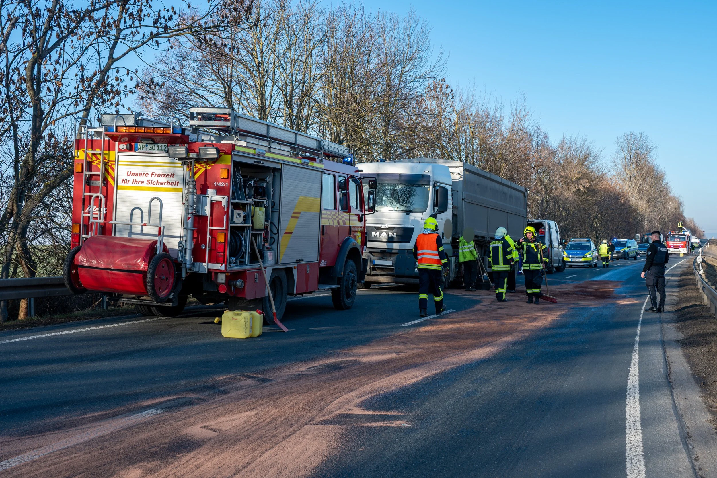 Vollsperrung B85 im Weimarer Land: Missglückter Überholvorgang führt zu Unfall 
