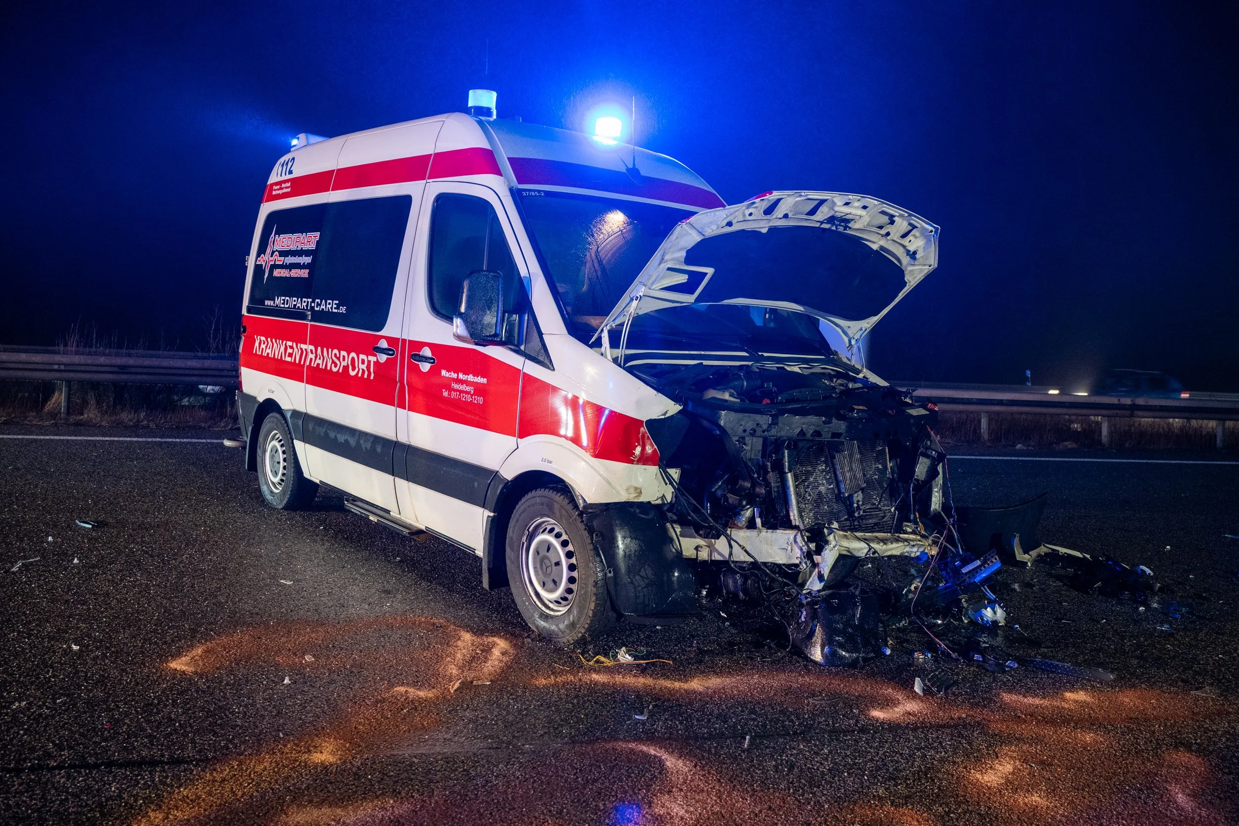 Krankenwagen verunfallt auf spiegelglatter Fahrbahn auf A4 bei Mellingen 