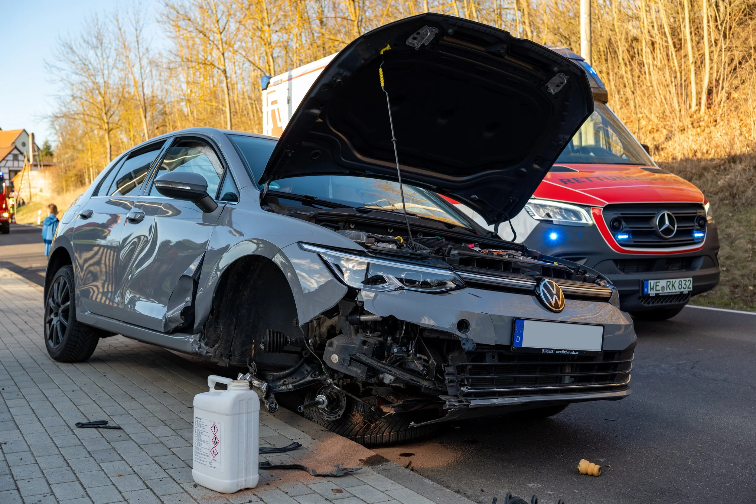 Pkw fährt gegen Telefonmast in Mellingen: Fahrerin verletzt
