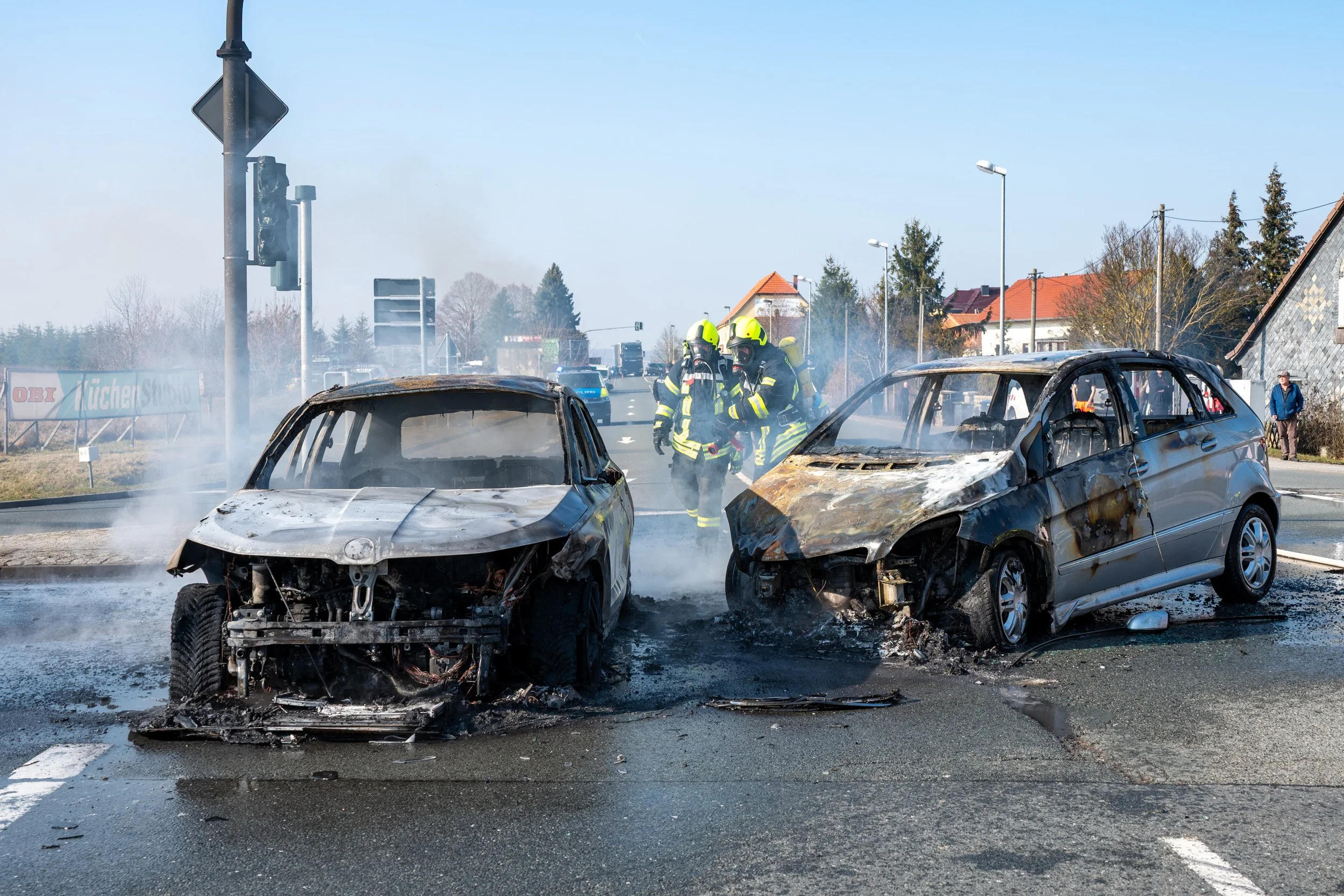 Pkw brennen nach Unfall im Kreuzungsbereich B7 B87 in Umpferstedt