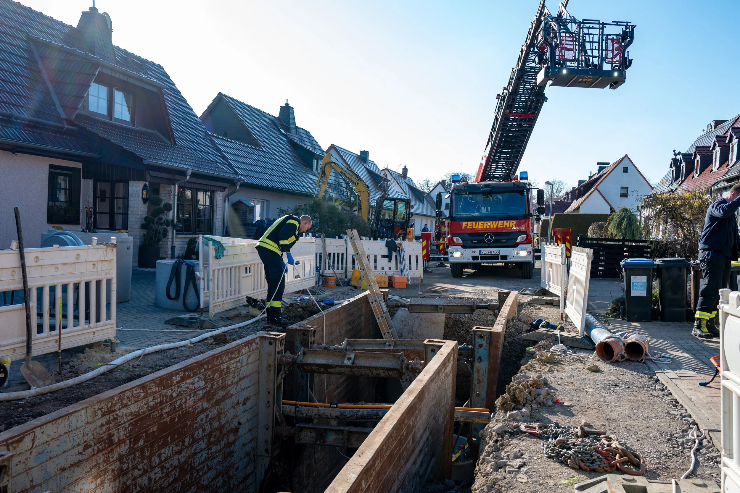 Mann ignoriert Absperrung und stürzt in Baugrube in Weimar