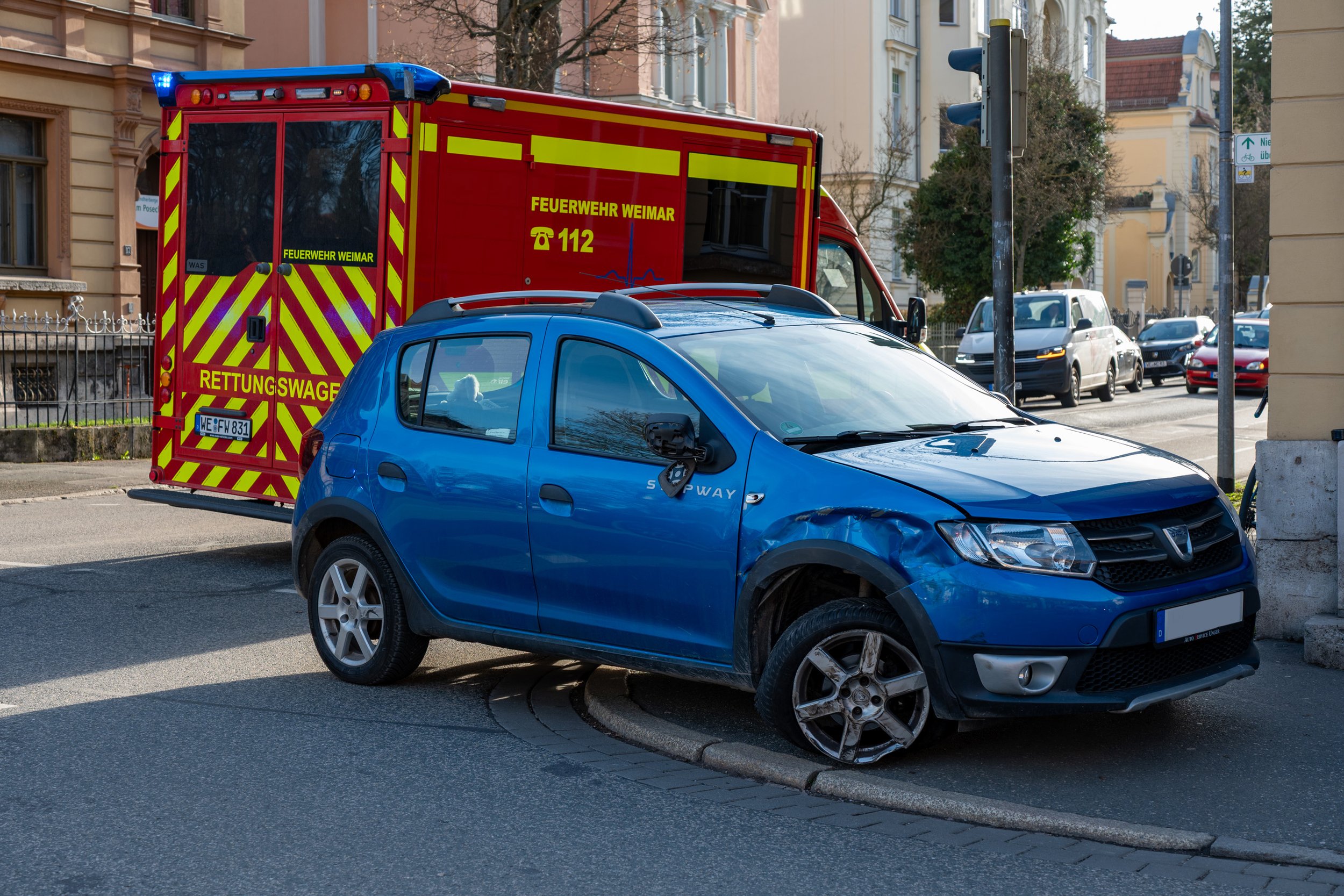 Verkehrsunfall in Weimar: 77-Jährige verursacht Serie von Kollisionen