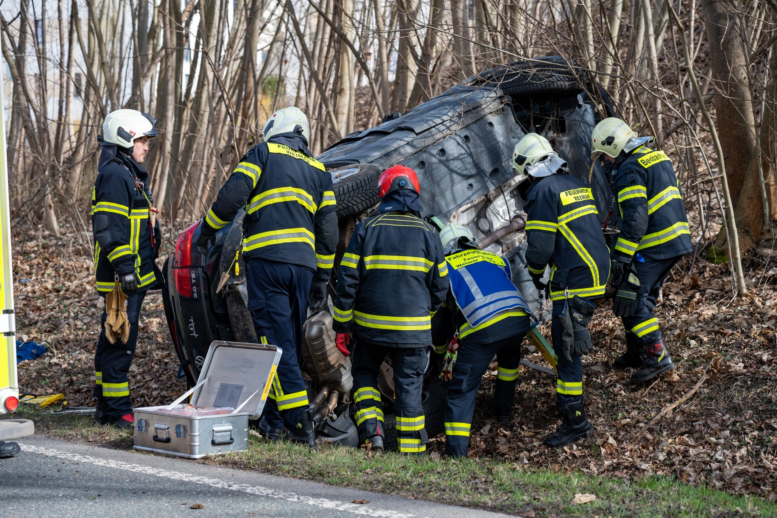 Schwerer Unfall in Weimar: Pkw überschlägt sich in der Berkaer Straße
