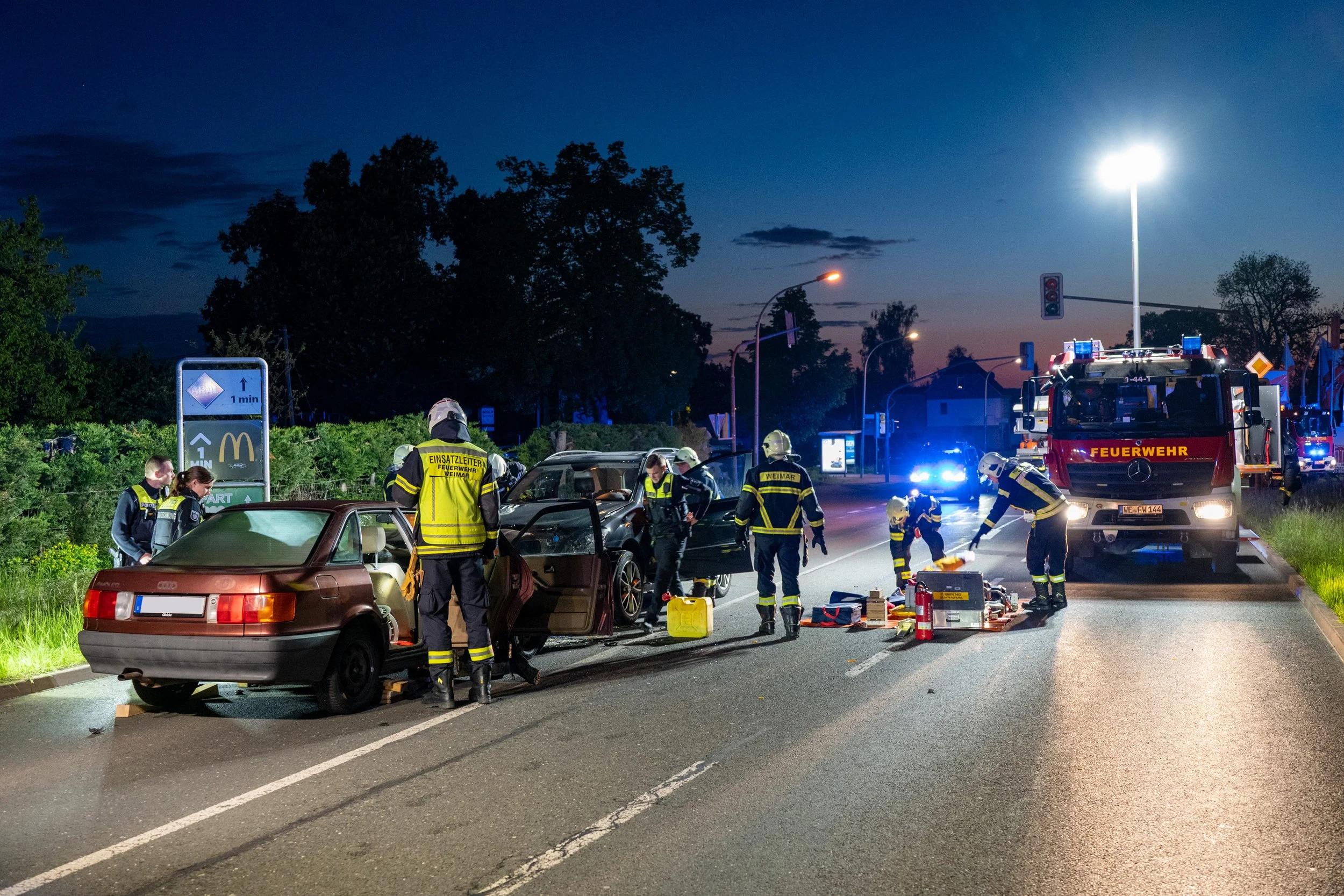 Frontalzusammenstoß zweier Pkw mit einer eingeklemmten Person in Weimar-Gelmeroda