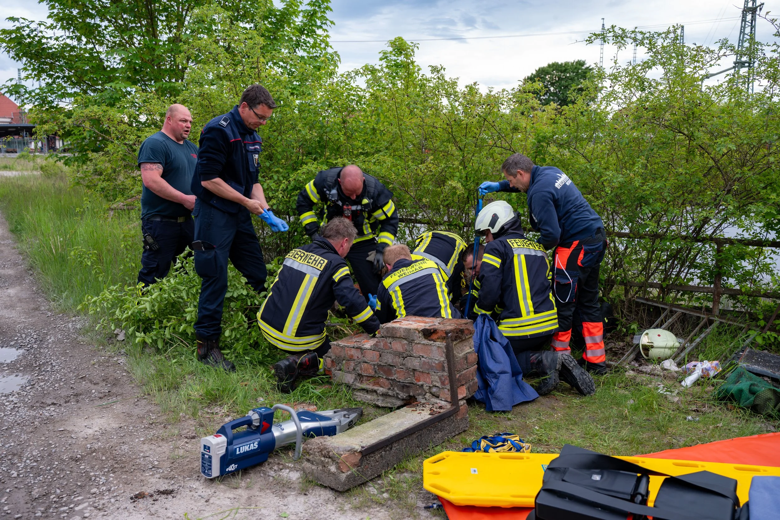 Mann fällt betrunken in einen Schacht und muss von Feuerwehr in Weimar aufwendig gerettet werden