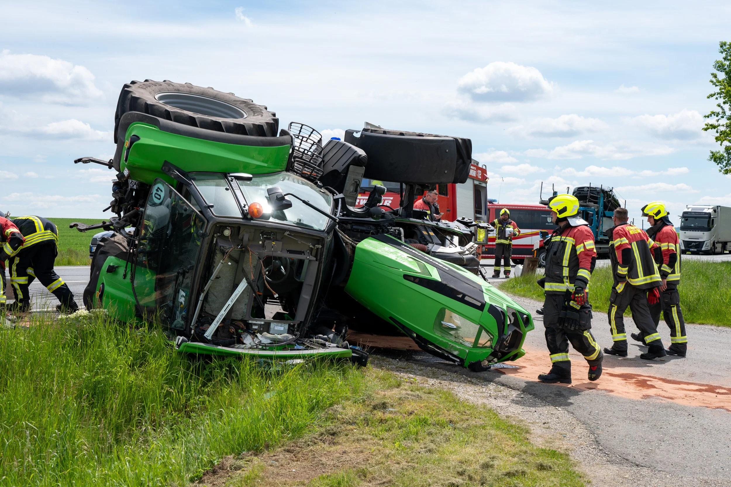 Schwerer Unfall zwischen Traktor und Transporter auf der B87 nahe Umpferstedt