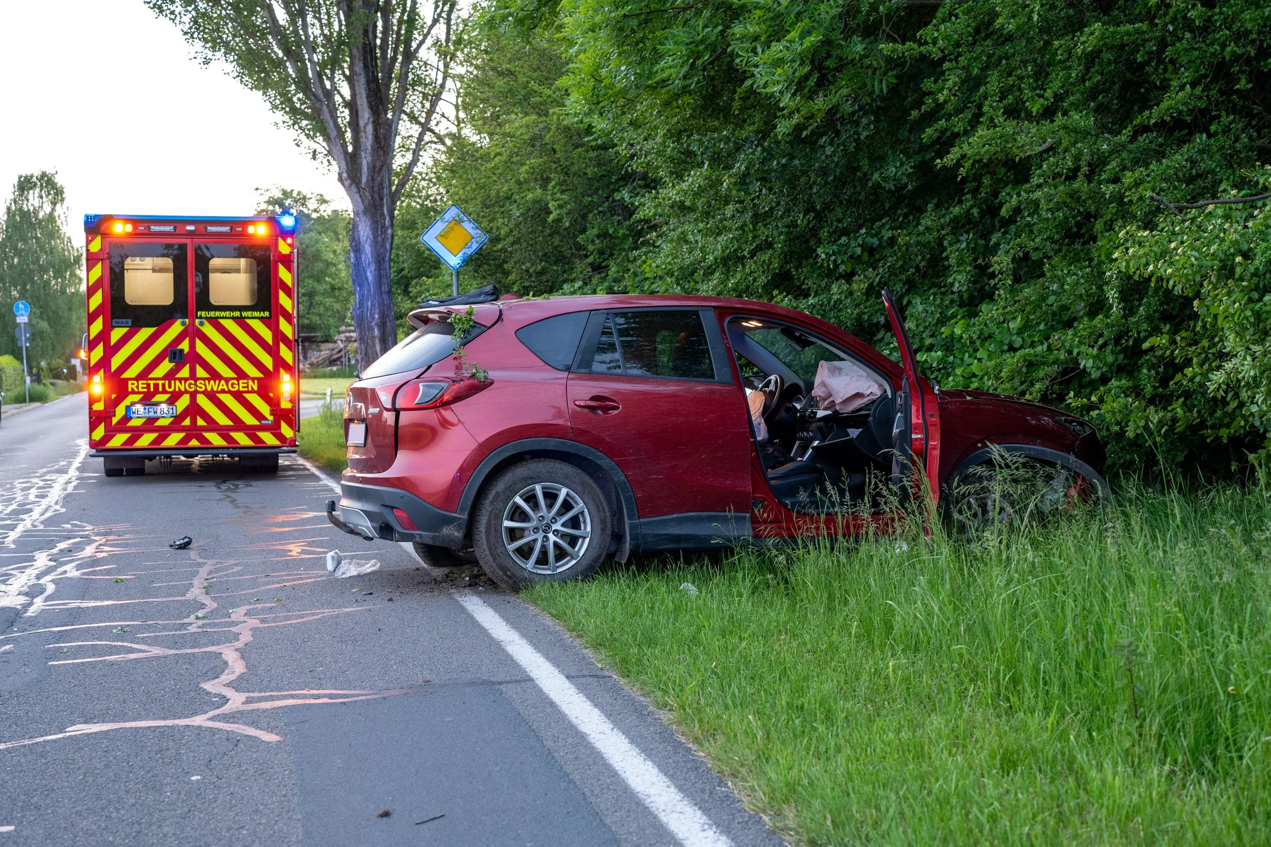 Fahrer verletzt: Pkw verunfallt in S-Kurve bei Gaberndorf