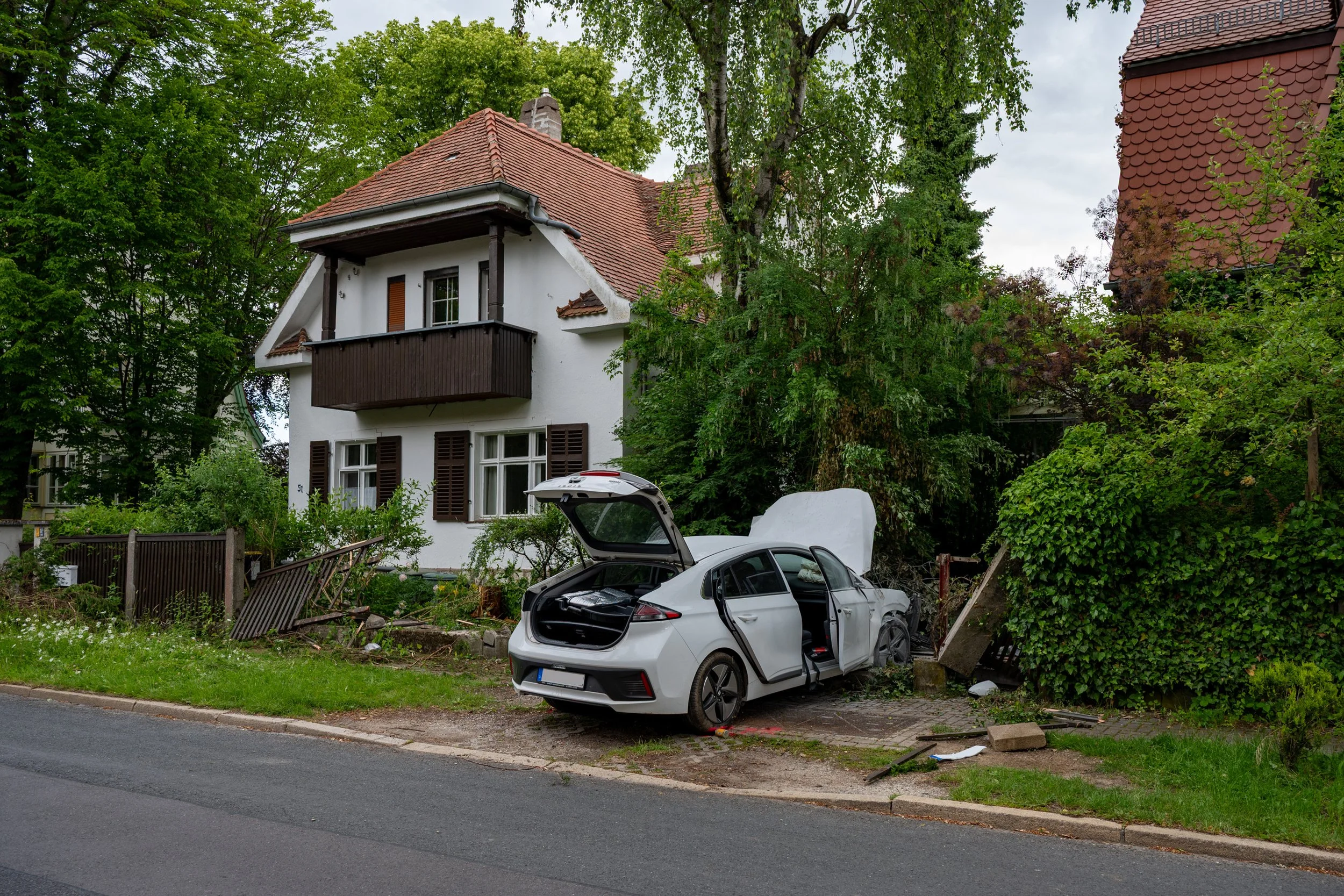 Pkw verunfallt in Weimar und hinterlässt Spur der Verwüstung 