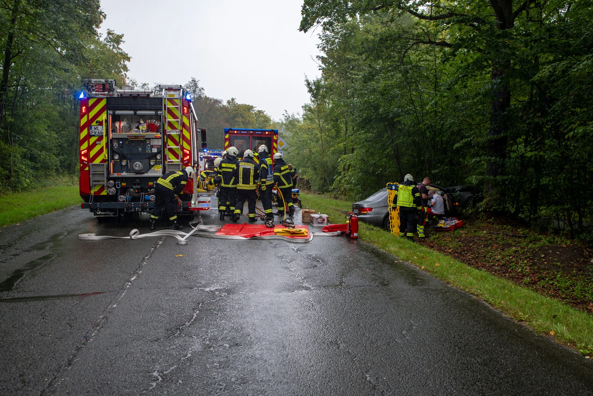 Pkw prallt auf der Blutstrasse in Buchenwald nahe Weimar gegen Baum