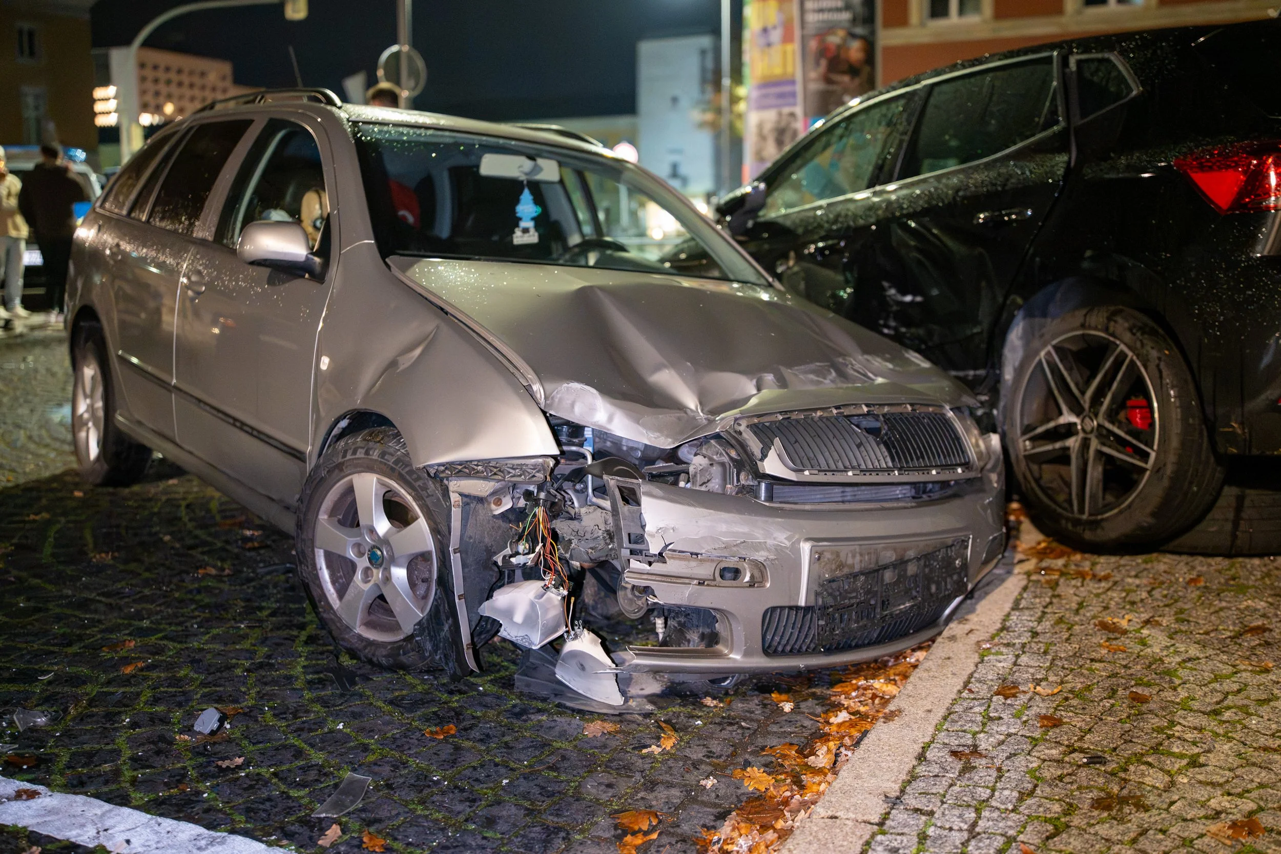 Alkoholisierte Fahrerin kollidiert mit Geländer und abgeparkten Pkw in Weimar