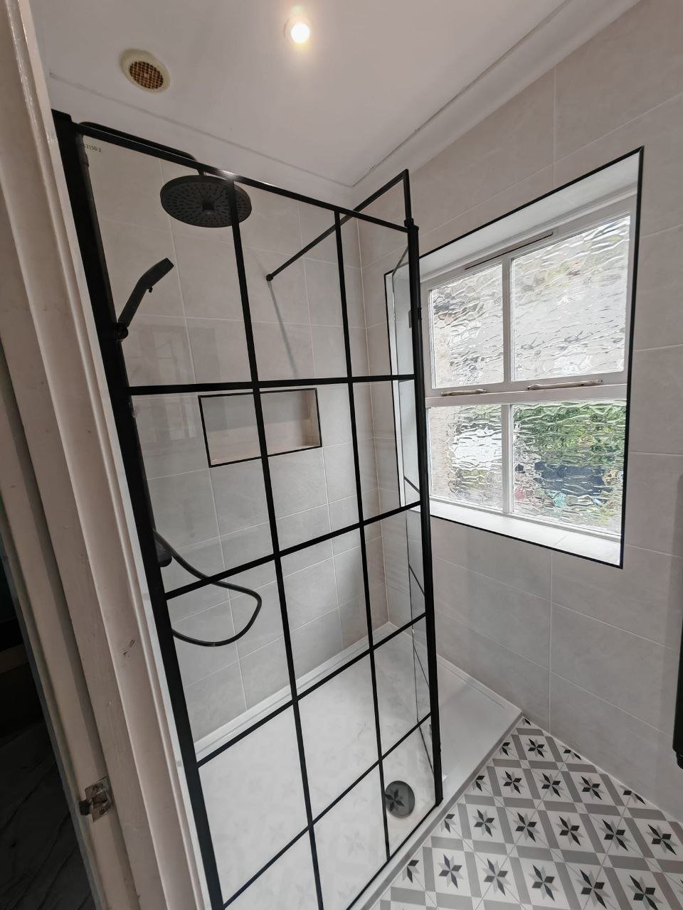 hartstead-homes-black-grid-shower-screen.jpg