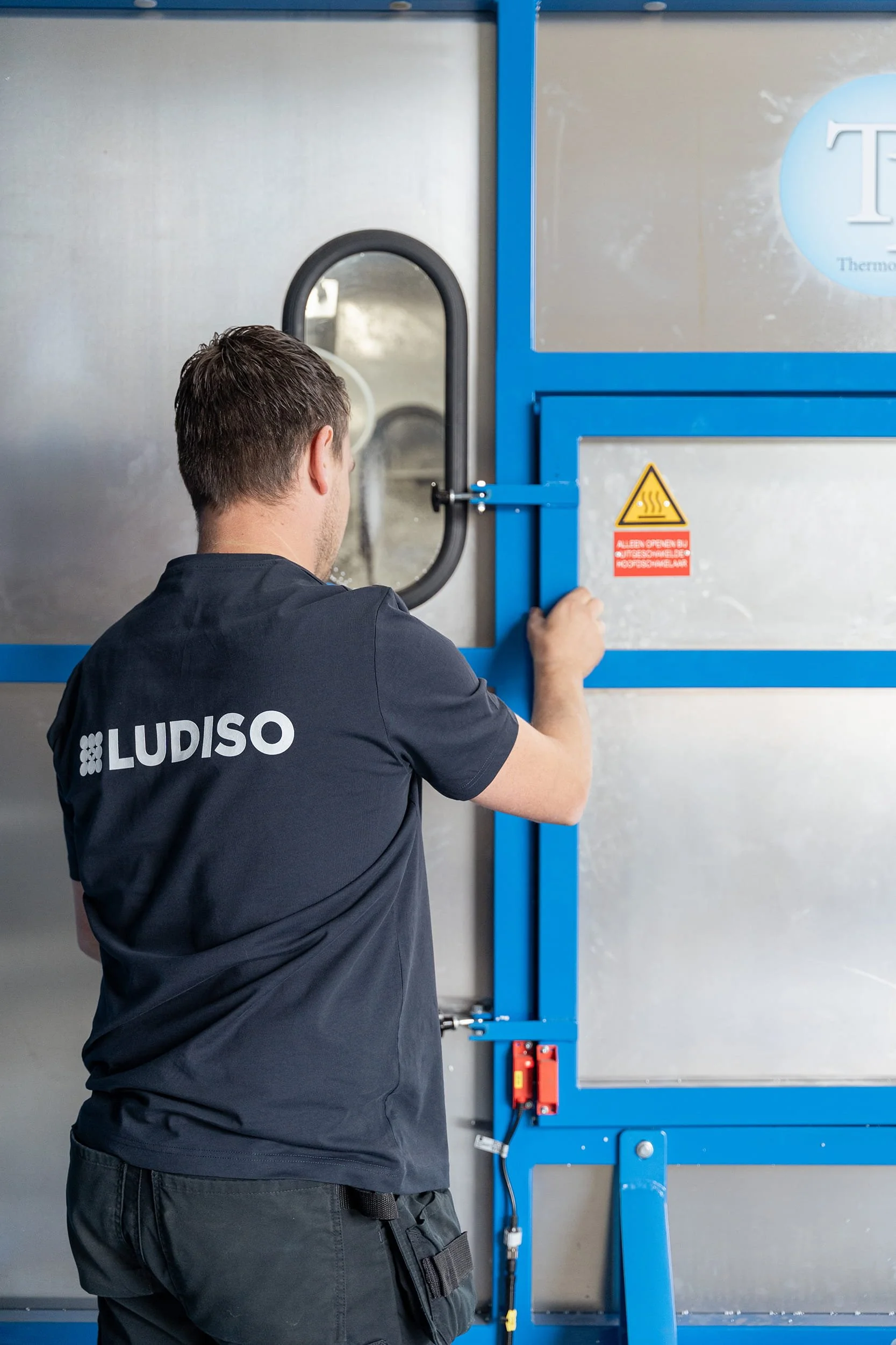 Employé de Ludiso inspectant la production de billes isolantes dans l’atelier.