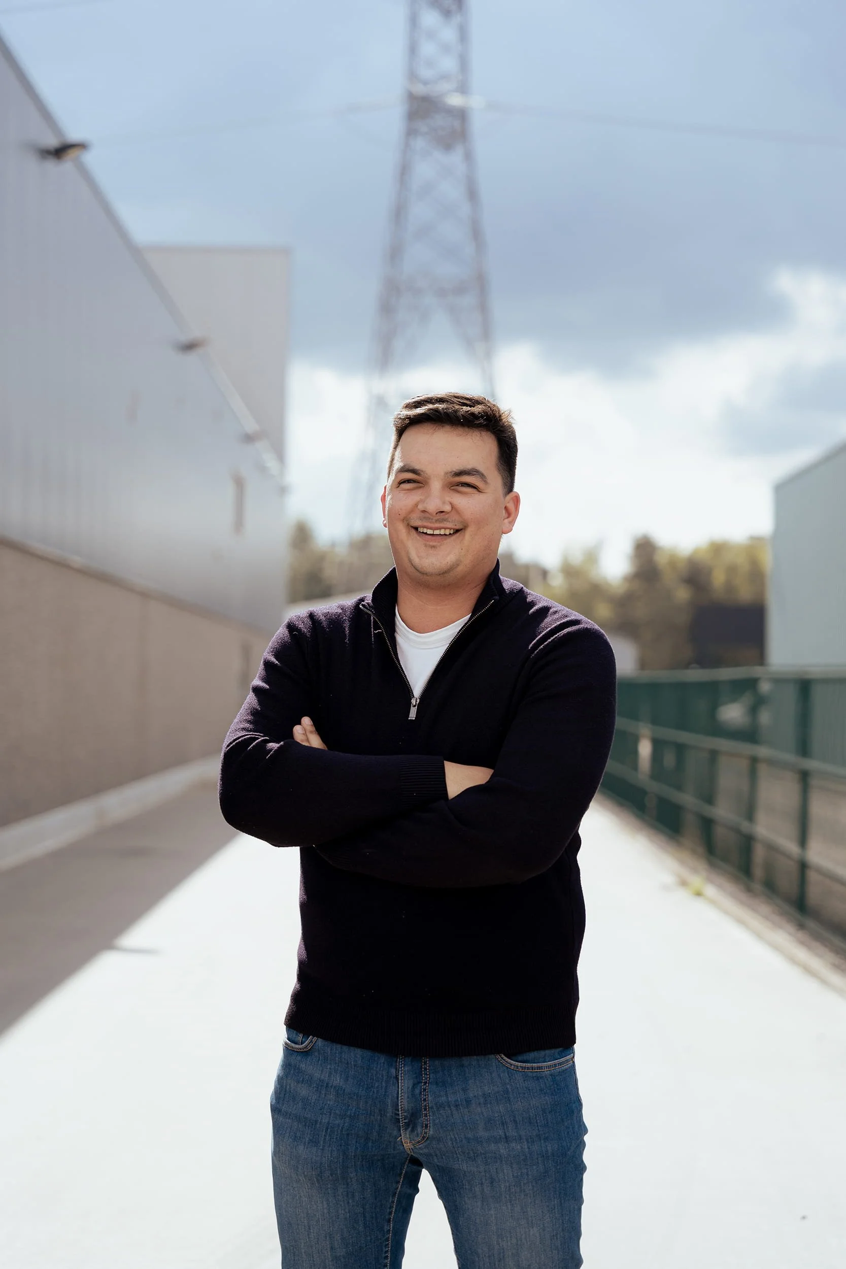 Dries Matuscsak, directeur de Ludiso, pose en souriant à l’extérieur du site de l’entreprise.