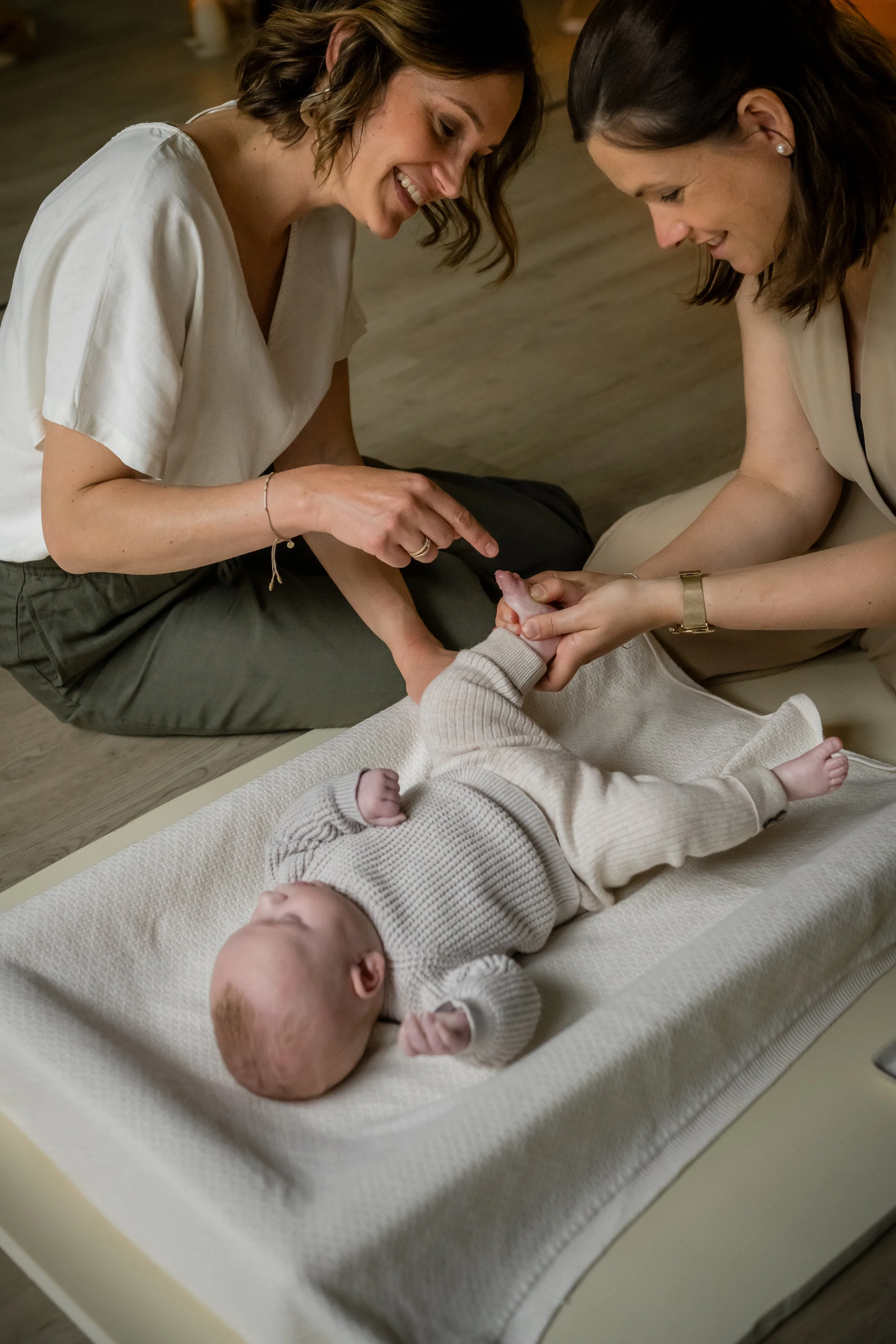 In een gezellige groepssessie leer je stap voor stap de technieken van de Shantala-babymassage. De workshop is gericht op ontspanning, hechting en het verlichten van veelvoorkomende ongemakken zoals krampjes of onrust.