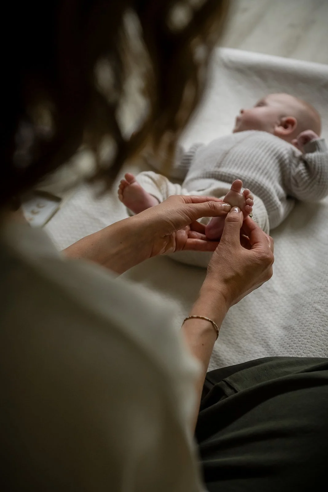 Babyreflexologie combineert zachte voetmassage met gerichte stimulatie van reflexpunten die het welzijn van je baby ondersteunen. Omdat baby’s nog zo puur en ontvankelijk zijn, reageren ze vaak heel snel op deze behandeling.