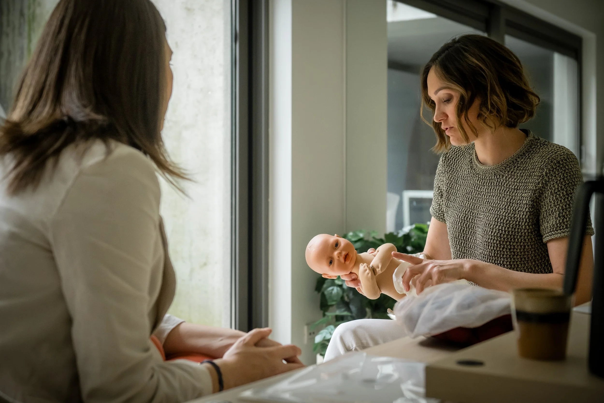 Shantala-massagetechniek bevordert de spijsvertering, versterkt de band tussen ouder en kind en helpt baby’s beter te ontspannen en slapen.