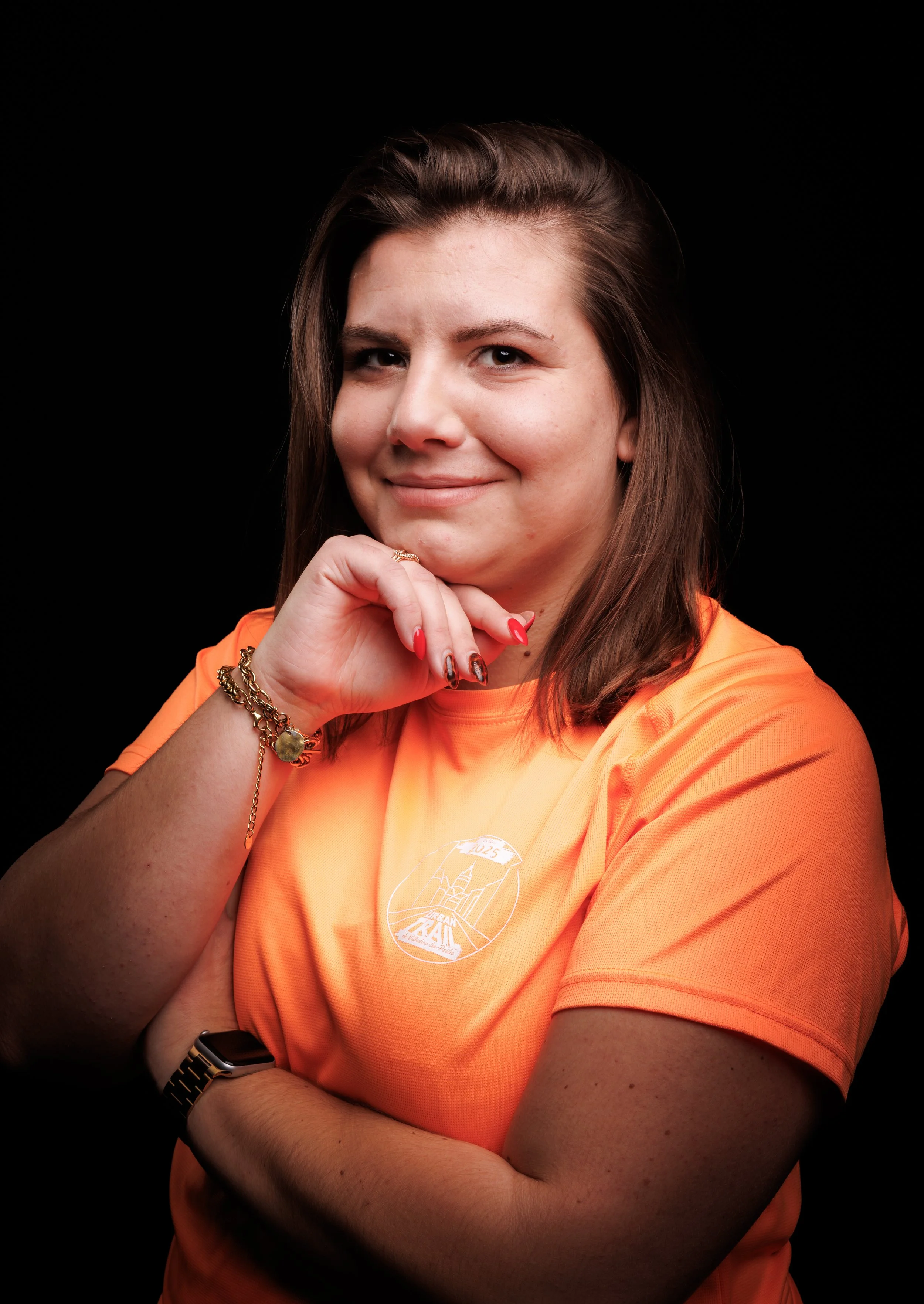 Groupe de coureurs prêts à commencer une course urbaine dans une ville, avec des bâtiments anciens en arrière-plan.