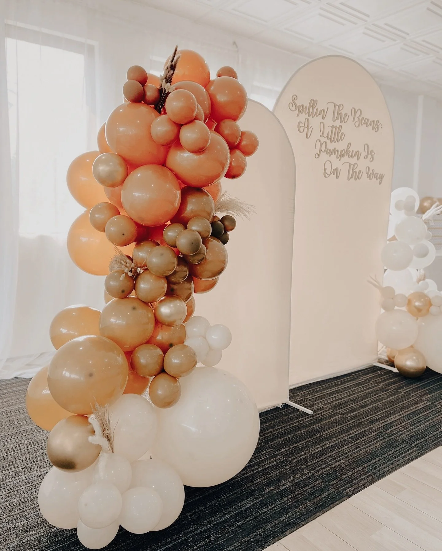 A cozy little September baby is on the way&hellip;so I dreamt up a warm + fuzzy fall theme to welcome him☕🍂

#artisticaffair #littlepumpkin #babyshower #littlepumpkinbabyshower #babybean #pumpkinspicevibes #balloonarch