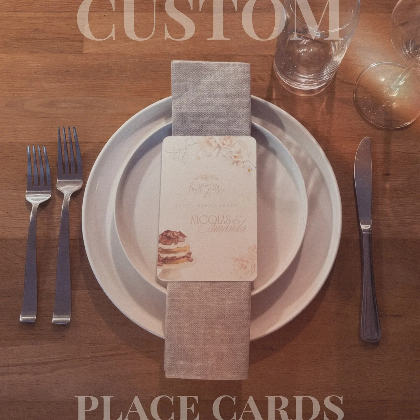 Custom table cards tucked into each plate, setting the tone for a beautiful anniversary dinner 🤍🍽️