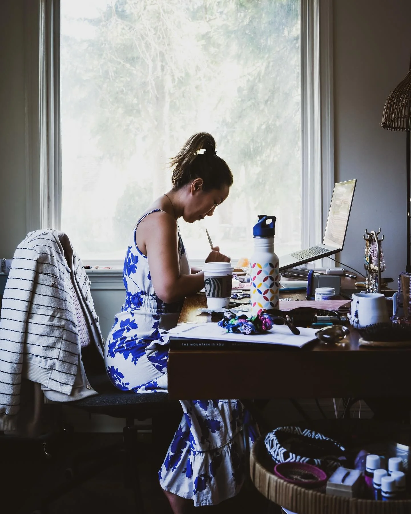 Deep in the zone, where the magic happens✨ Messy desk, full heart, and brand new creations on the way! Can&rsquo;t wait to share them with you soon!