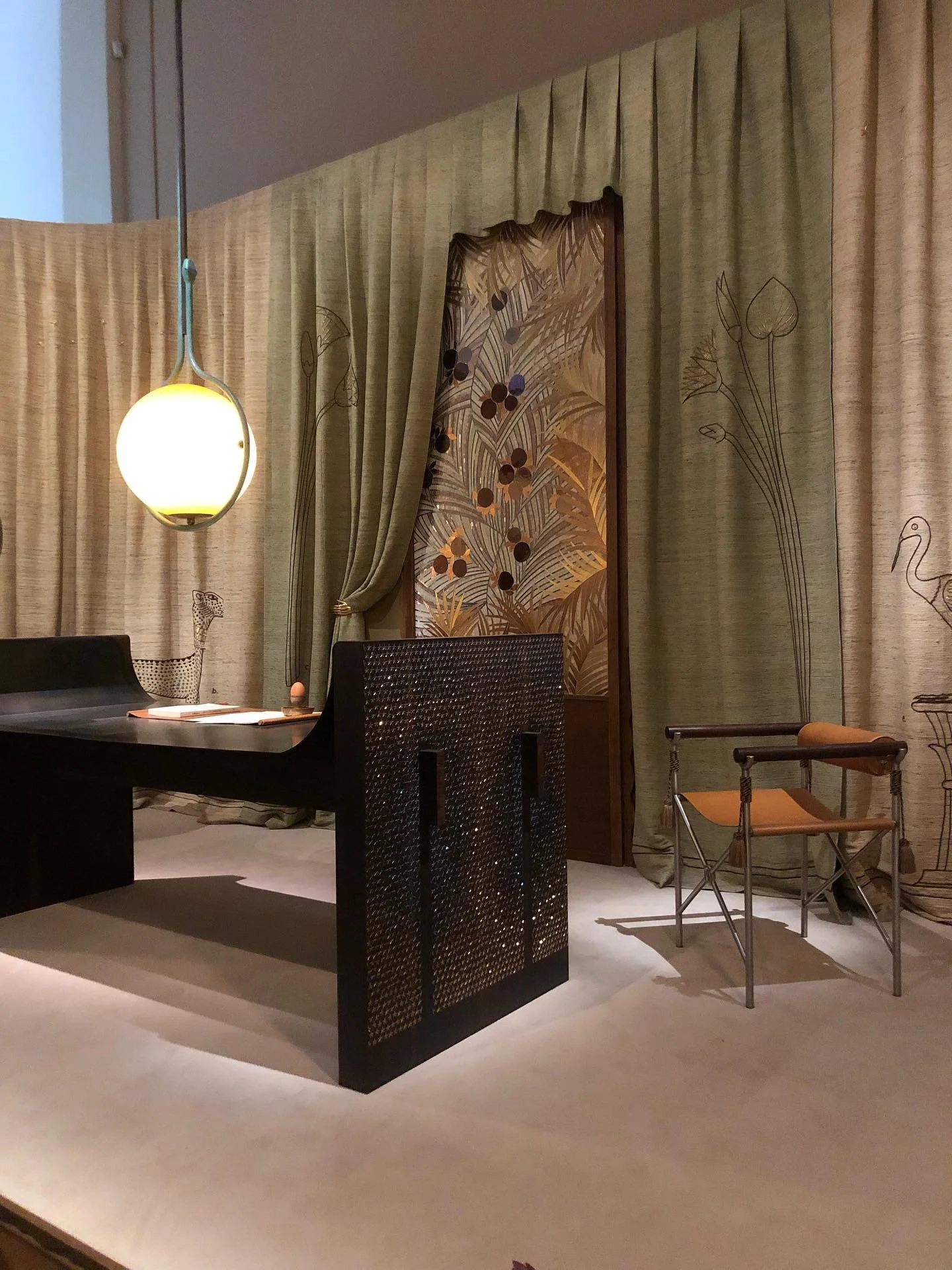 Salon des Nouveaux Ensembliers au Mobilier National. 
Le bureau de l&rsquo;ambassadeur par le studio OUD accompagn&eacute; de superbes maisons d&rsquo;artisanat d&rsquo;art, &ccedil;a fait r&ecirc;ver.