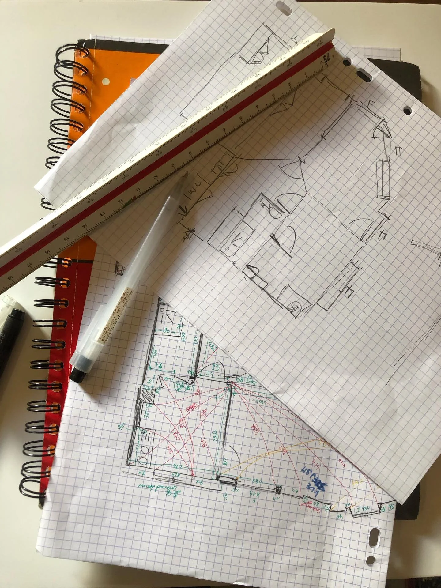 Avant de tracer des plans et de pouvoir proposer des solutions d&rsquo;am&eacute;nagement, la conception commence toujours par un m&eacute;tr&eacute; pour pouvoir tracer un plan de l&rsquo;&eacute;tat des lieux (EDL).
Dans ce cas pr&eacute;cis, un ap