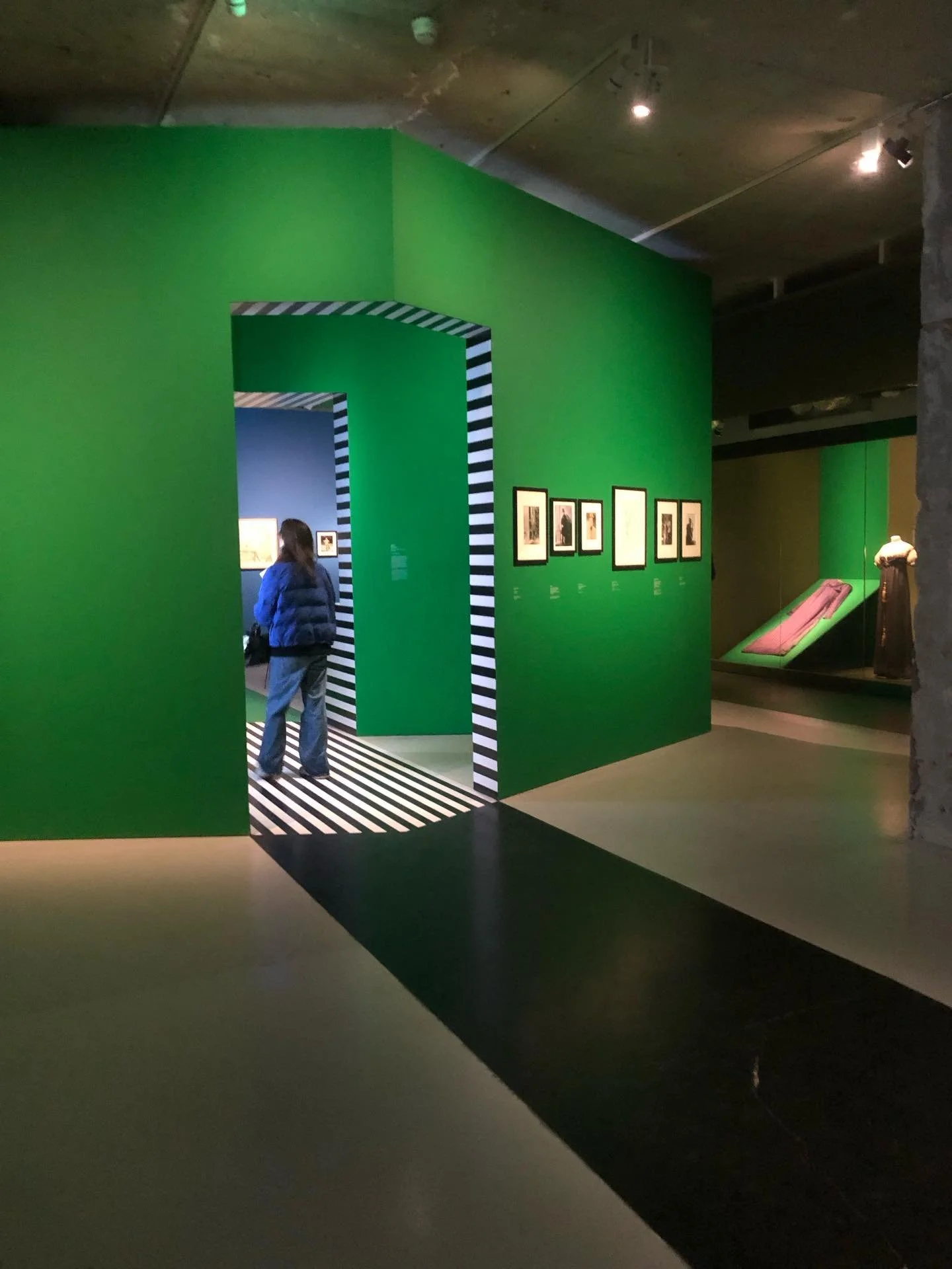 l INSPI I L&rsquo;inspiration est partout : souvenir de l&lsquo;exposition Paul Poiret au Mus&eacute;e des Arts D&eacute;coratifs, avec une mus&eacute;ographie haute en couleur,  &agrave; l&rsquo;image des r&eacute;alisations de ce grand cr&eacute;at