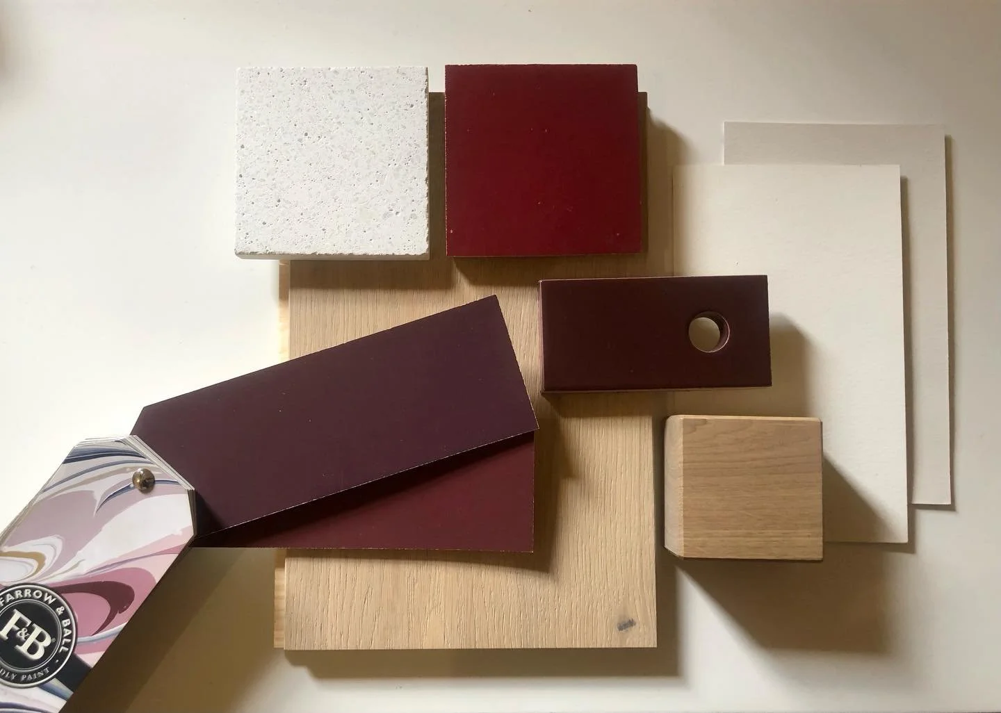 l MAT&Eacute;RIAUX l Planche mati&egrave;re pour une salle de bain pour avoir une id&eacute;e de l&rsquo;harmonie puis s&eacute;lection des mat&eacute;riaux et couleurs. 
M&eacute;lange de deux fa&iuml;ences, une sublime forme de plaquettes verticale