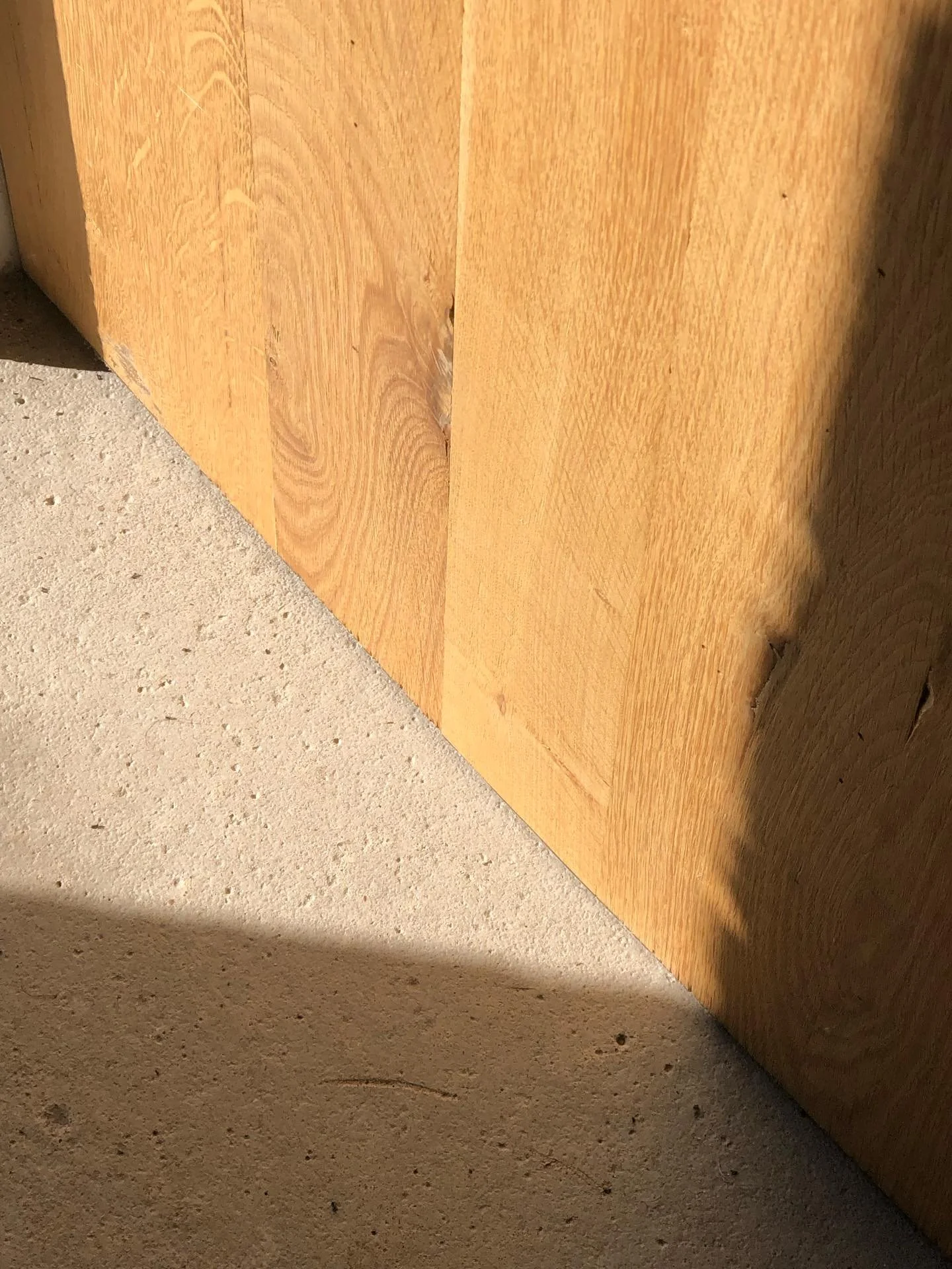 | MATI&Egrave;RES | 
Les rayons du soleil qui viennent mettre en valeur le contraste du b&eacute;ton liss&eacute; et du ch&ecirc;ne massif ☀️

Besoin de conseil dans votre renovation? D&rsquo;aide pour l&rsquo;agencement ou le choix des mat&eacute;ri