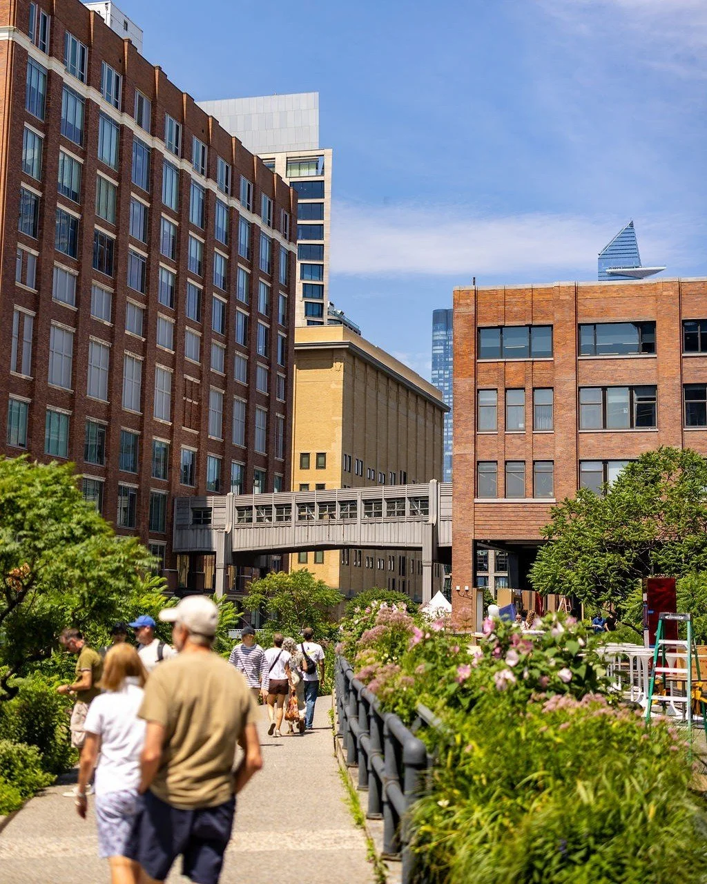 One of our favorite ways to spend a summer afternoon? A walk along the High Line.
ㅤ
Just steps from West Village Eurohostel, it's the perfect destination to soak up sunshine, discover public art, and take in a different view of the city.