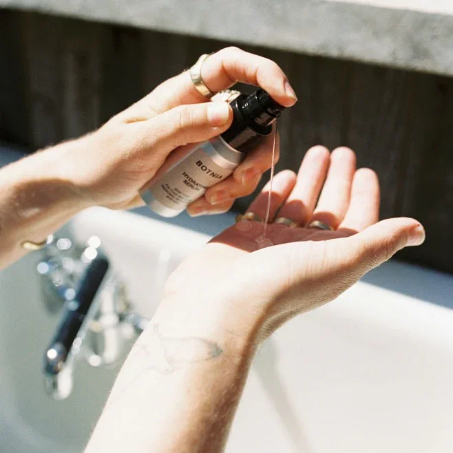 Hydrating serum action.webp