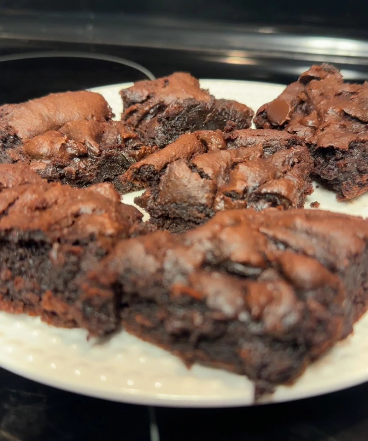 Fudgy Date Brownies🍫
Made with real ingredients, ditching the refined sugar, offering a more intentional way to enjoy dessert.

Using dates, almond butter, and almond flour adds fibre and healthy fats, helping to slow digestion and support more stab