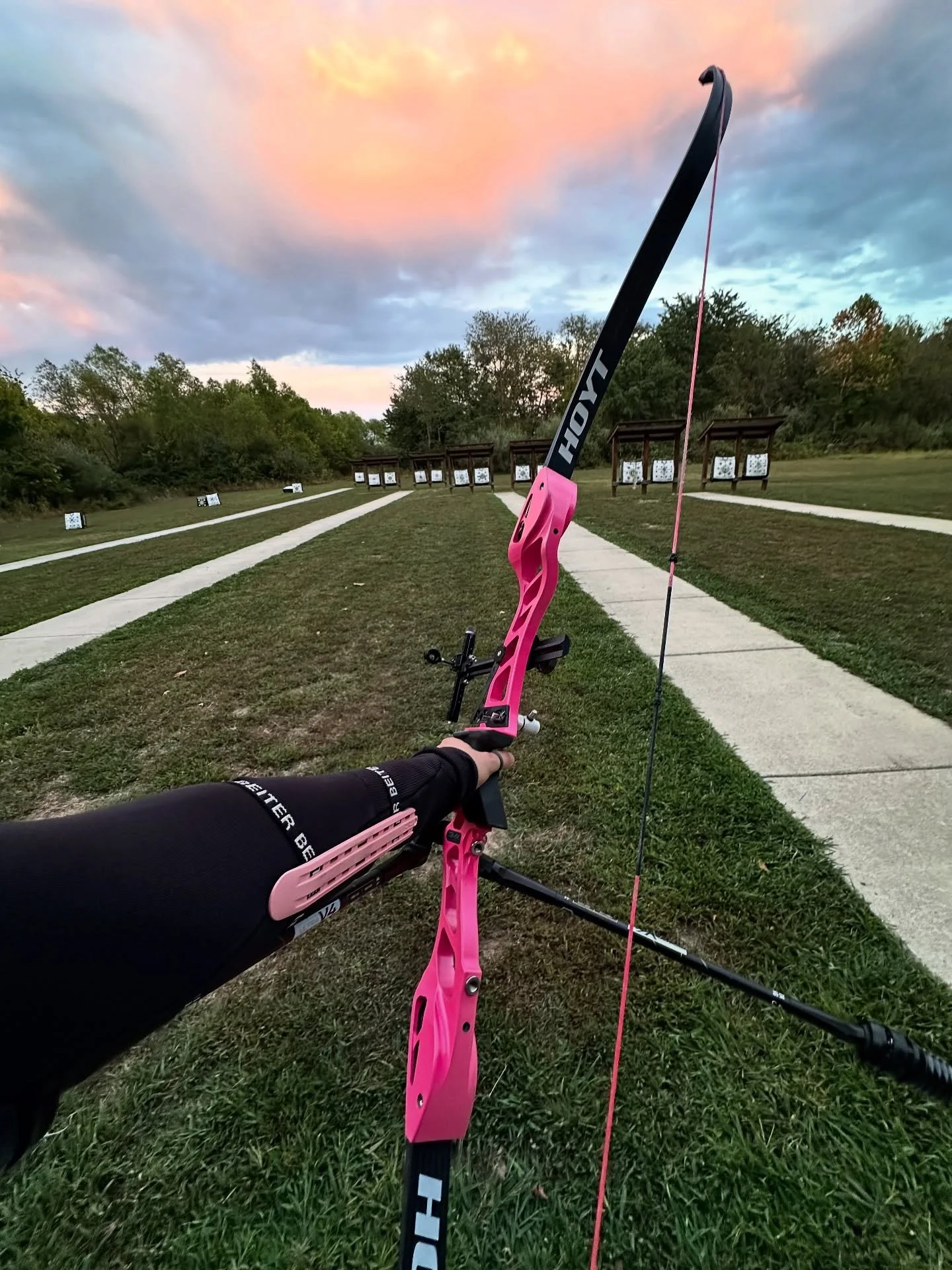 Cotton candy skies and pink bows🌸☁️🩷🫧 #archery #hoyt #recurvebow #olympicrecurve #sunset #bowandarrow