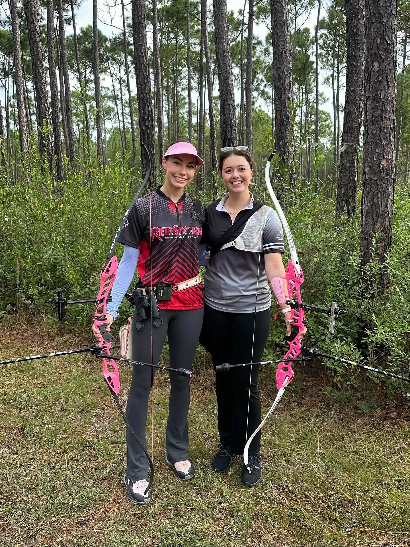 Different colleges, same team spirit 💕🌸🏹 Always love repping @ramrodsarchery @hoyttargetarchery and team pink bows!

It was so great seeing familiar faces at Collegiate 3-D Nationals this weekend. Huge congratulations to @catalina.gn on taking 🥇 