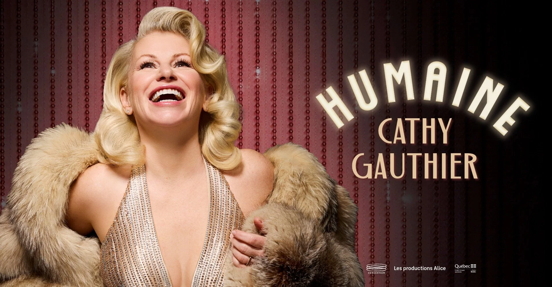 Une femme souriante avec des cheveux blonds, portant une robe brillante et un manteau en fourrure, posant devant un rideau rouge avec des perles. Texte affiché : 'HUMINE CATHY GAUTHIER'.