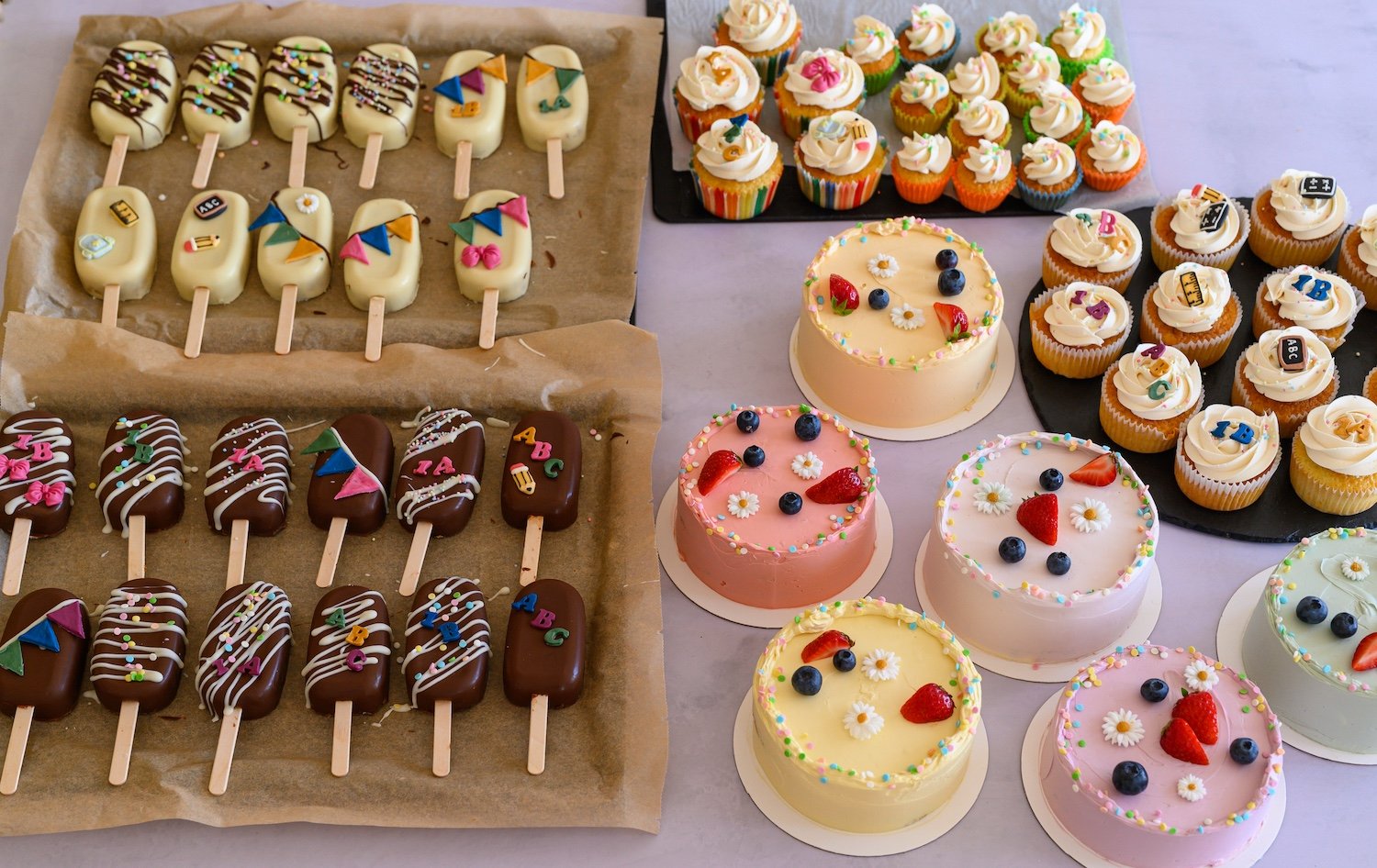 Mini cakes, cake pops and cupcakes for our skolavslutning today.
