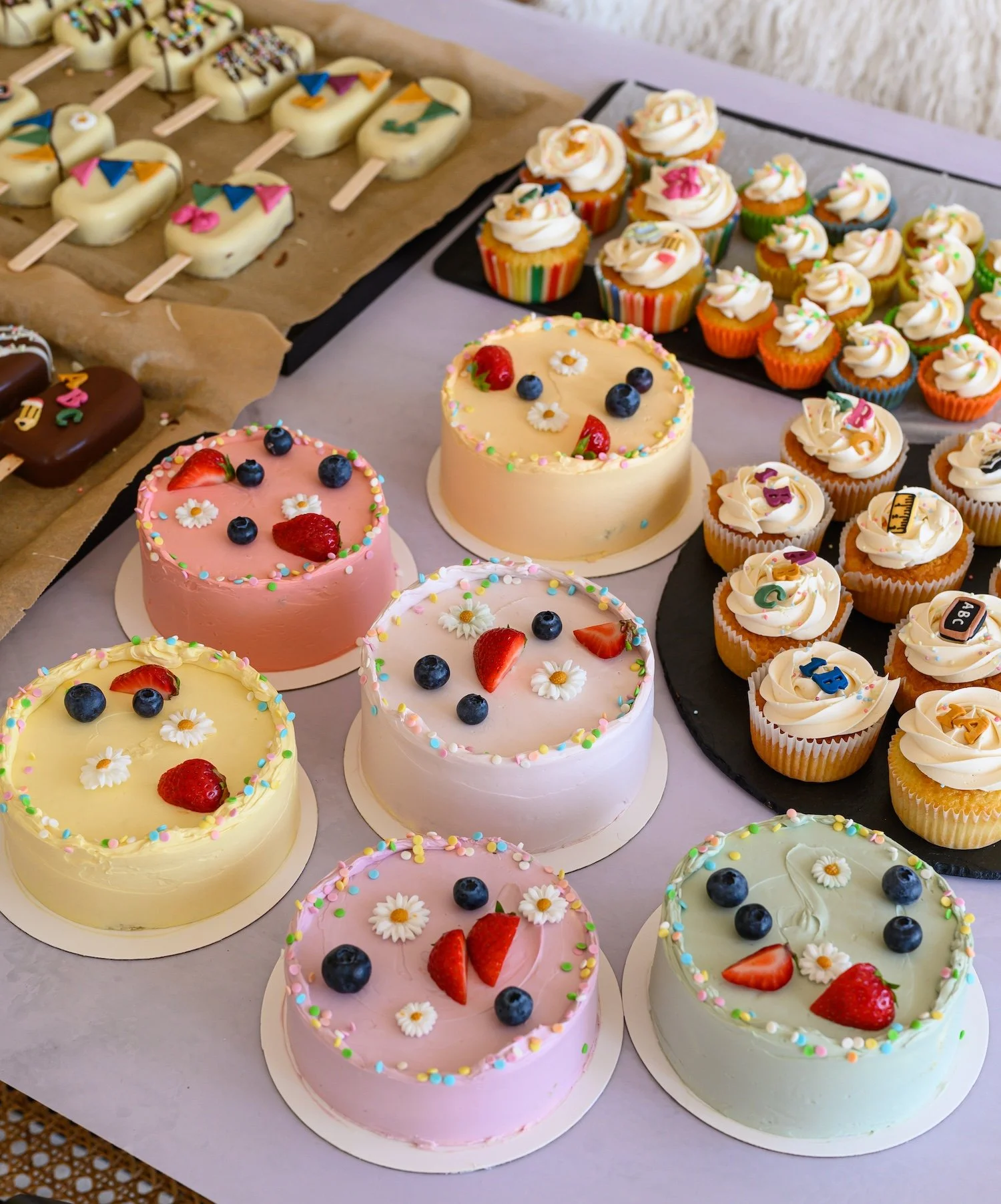 “Skolavslutning” cake popsicles &amp; cupcakes