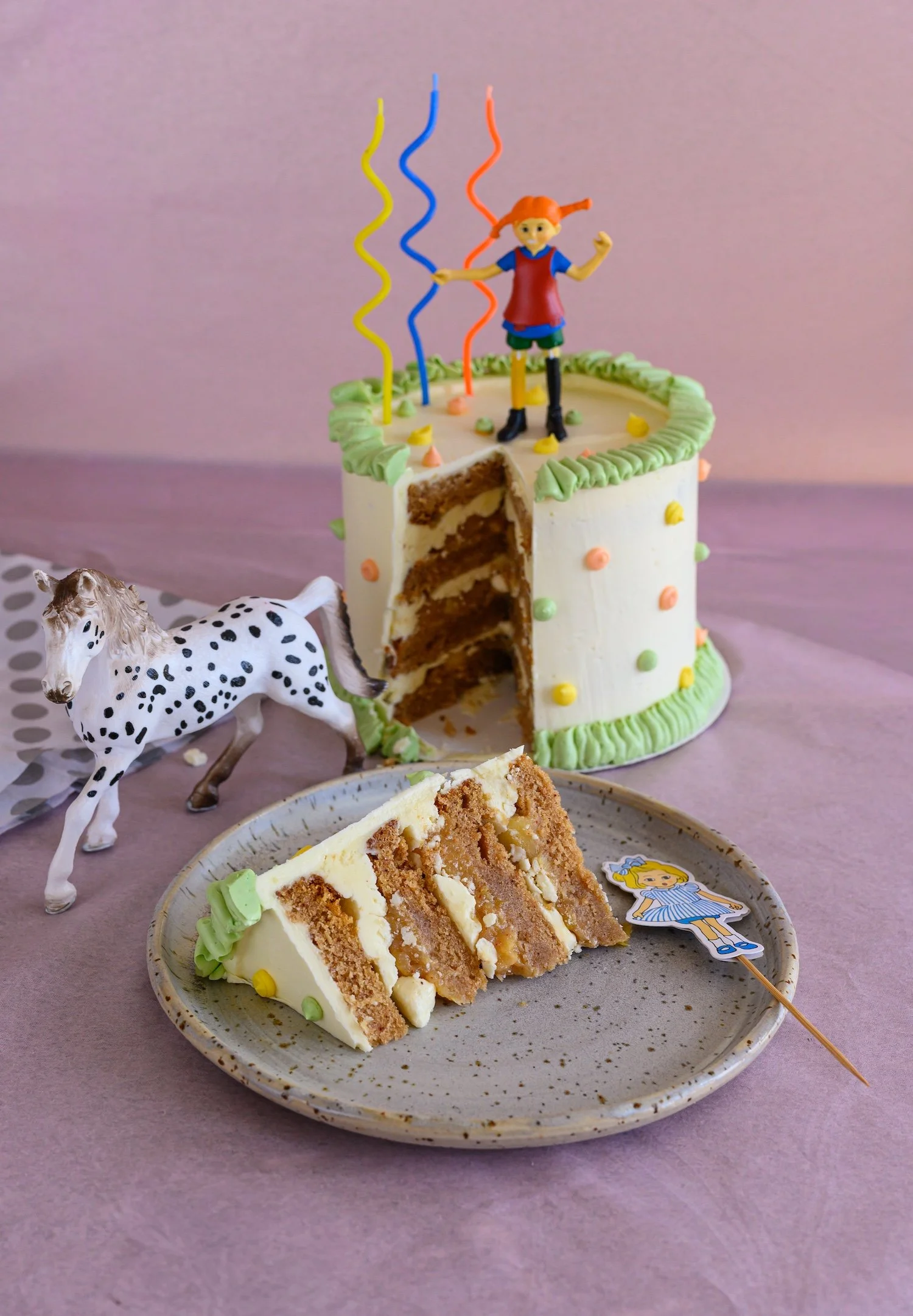 A decorated cake with the motto "Pippi Långstrump".