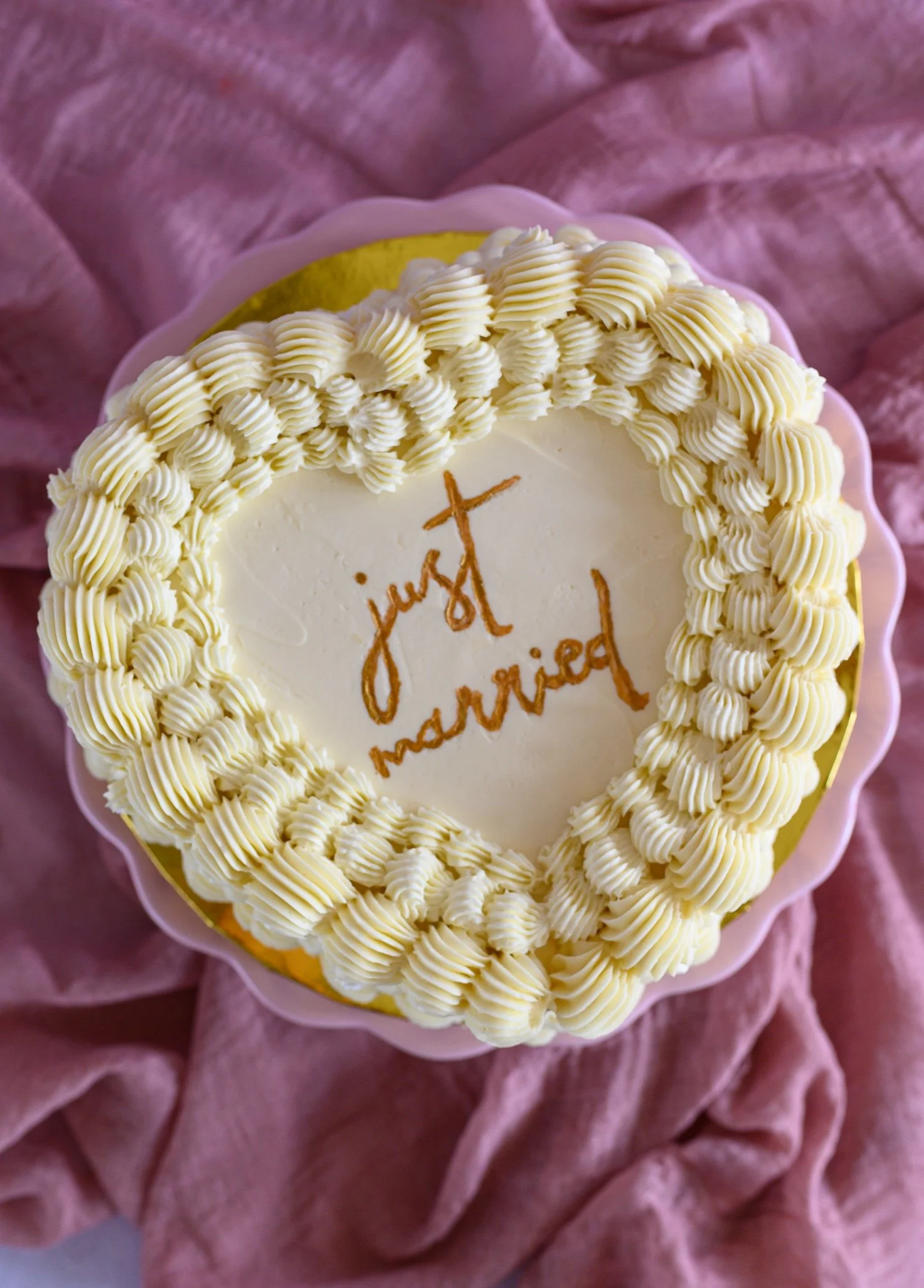 VIntage-shaped heart wedding cake with lettering "just married"