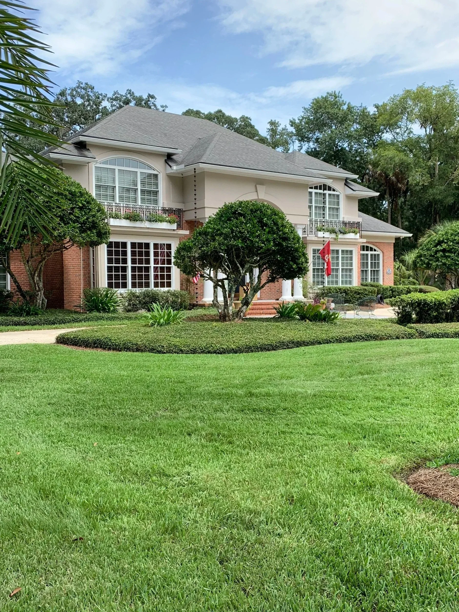 the best landscaping in northeast florida shown off in a photo of a perfect lawn in Oakleaf outside jacksonville florida