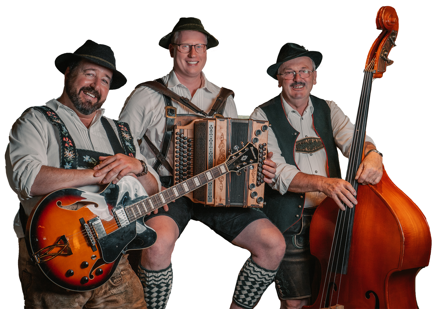 Vier Männer in traditioneller bayerischer Tracht mit Musikinstrumenten, darunter Gitarre, Hackbrett, und Kontrabass, posieren lachend vor einer weissen Hintergrund.