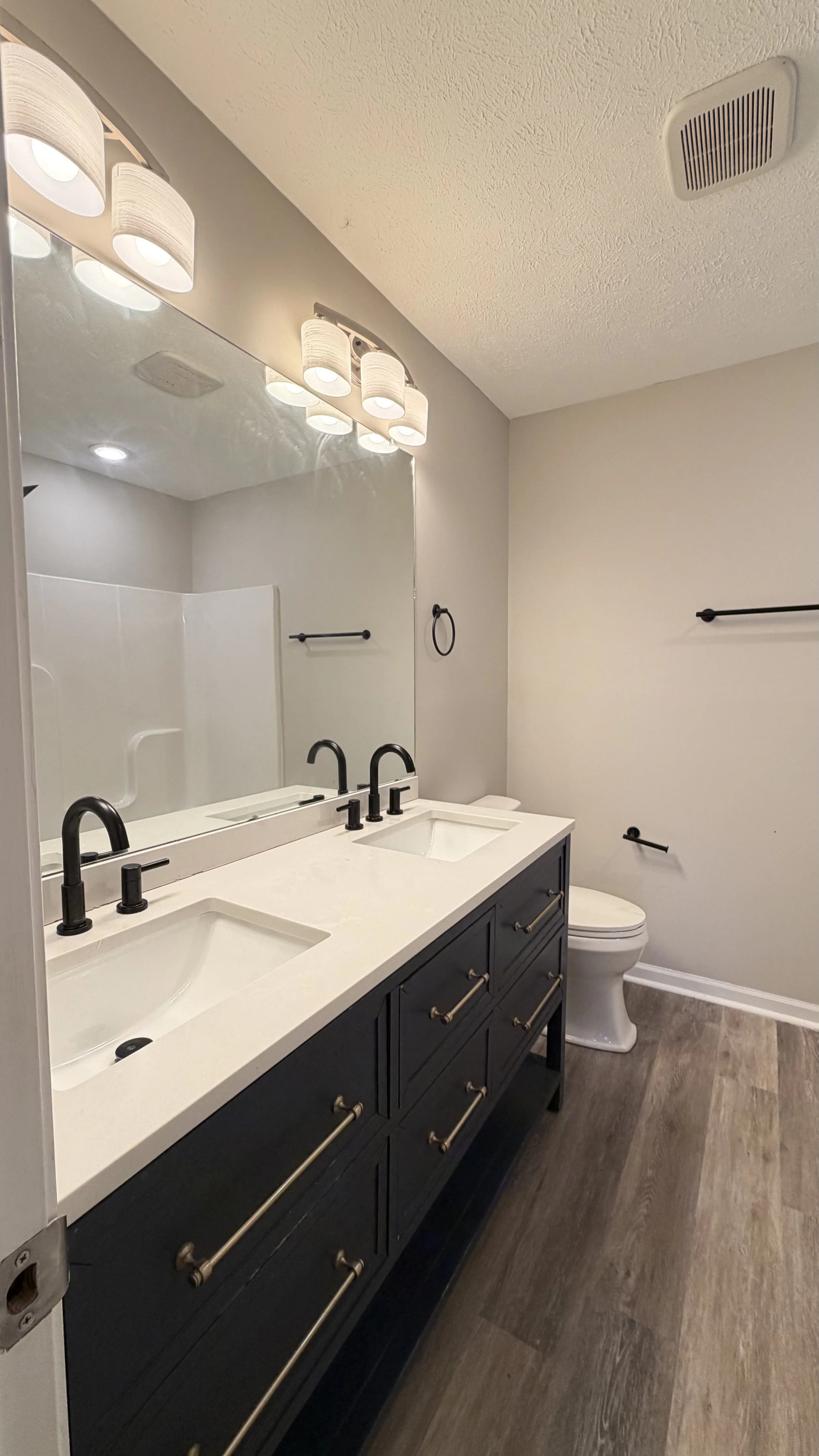 4) Bathroom.jpeg