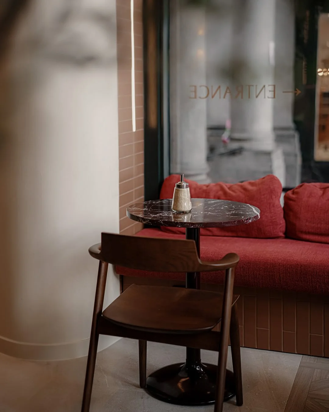 Avant / Apr&egrave;s 
De la poussi&egrave;re du chantier &agrave; la naissance d&rsquo;un lieu apaisant et lumineux.

Pour @covebrussels ,le souhait &eacute;tait de r&eacute;v&eacute;ler l&rsquo;&acirc;me du lieu en travaillant la lumi&egrave;re, les