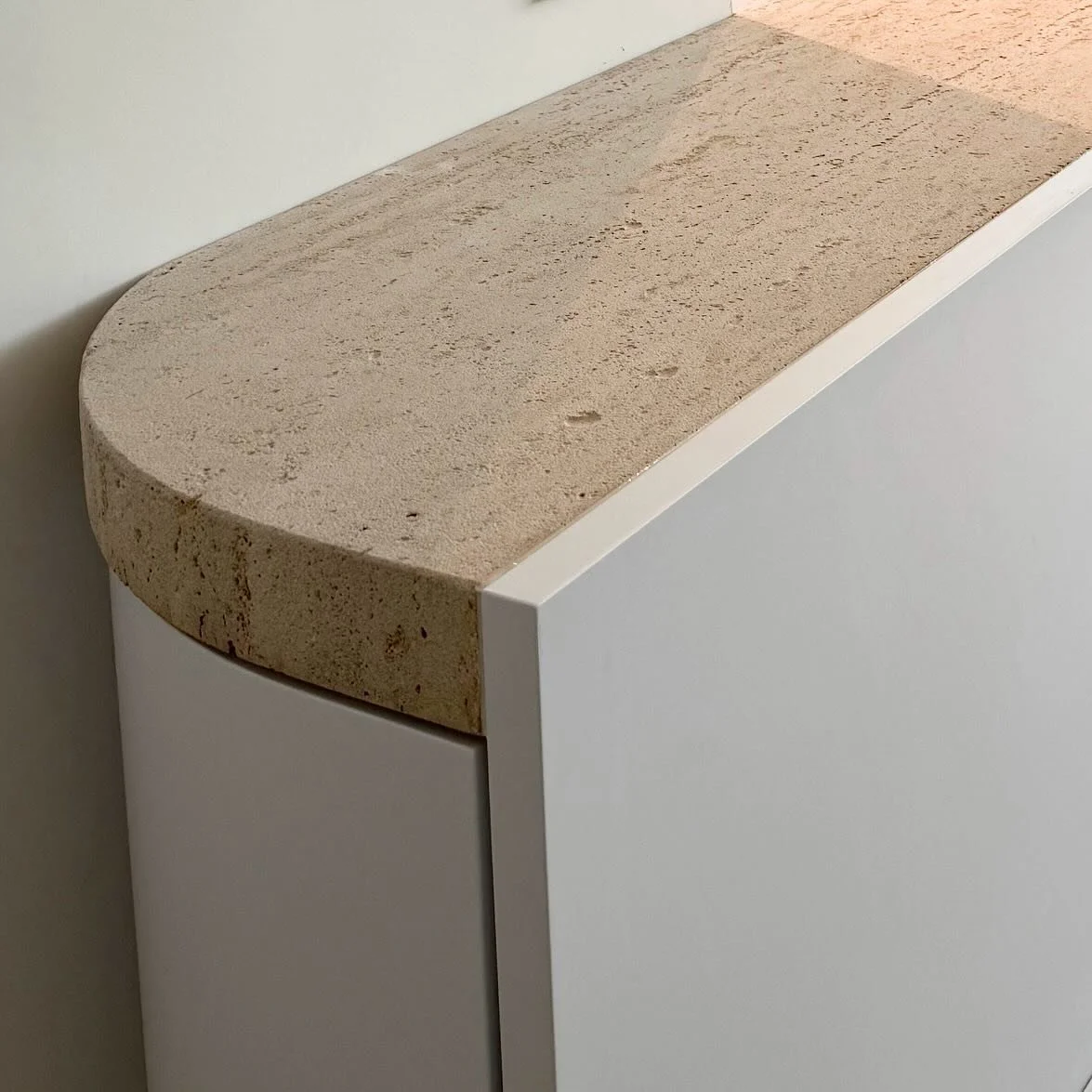 Avant / apr&egrave;s 

Zoom sur les photos avant/apr&egrave;s du projet Montjoie.
Transformation d&rsquo;un appartement vieillot en espace esth&eacute;tique, m&ecirc;lant simplicit&eacute; et &eacute;l&eacute;gance ✨

#interiordesign #brussels #renov