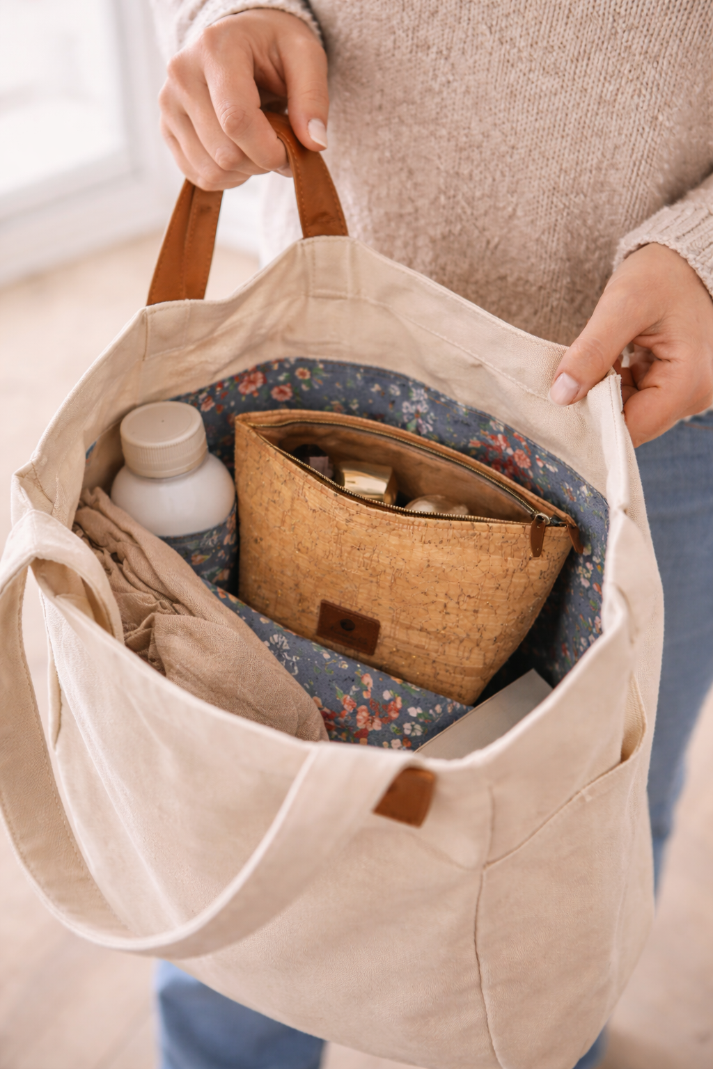 woman drift pouch in tote.png