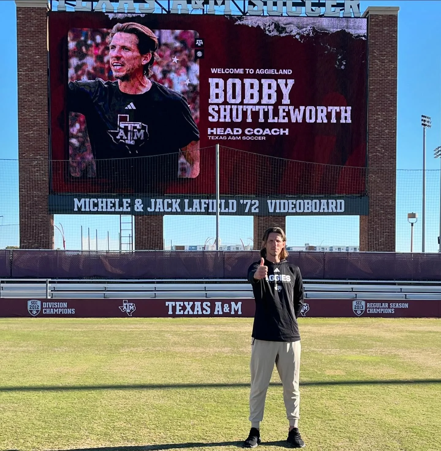 Welcome to Aggieland Coach Shuttleworth!

Reporter @itsmatthewcastillo got to speak briefly with Texas A&amp;M&rsquo;s new soccer coach today at Ellis Field!

#studentradio #kanm #aggie #aggieland