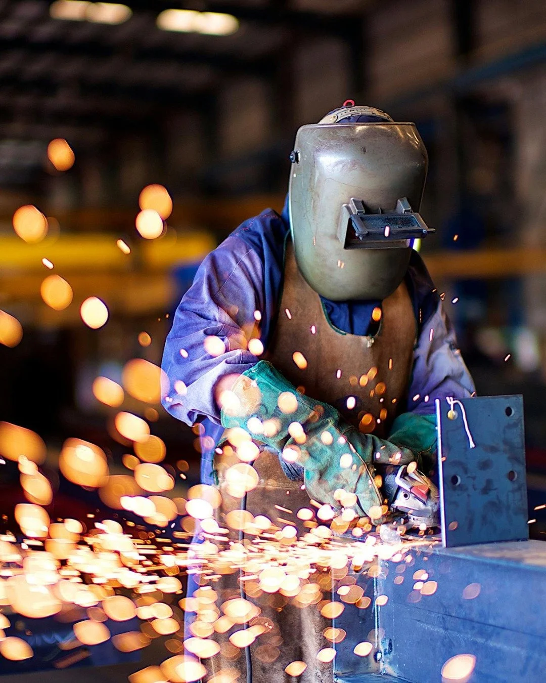 🛡️ Tu seguridad no es opcional.
En GALIHER'S, dise&ntilde;amos uniformes industriales que protegen lo m&aacute;s valioso: tu equipo humano.
👷&zwj;♂️ Resistentes.
🔥 Antiflama.
🔧 Funcionales.
🧵 Hechos con materiales certificados y costuras reforza