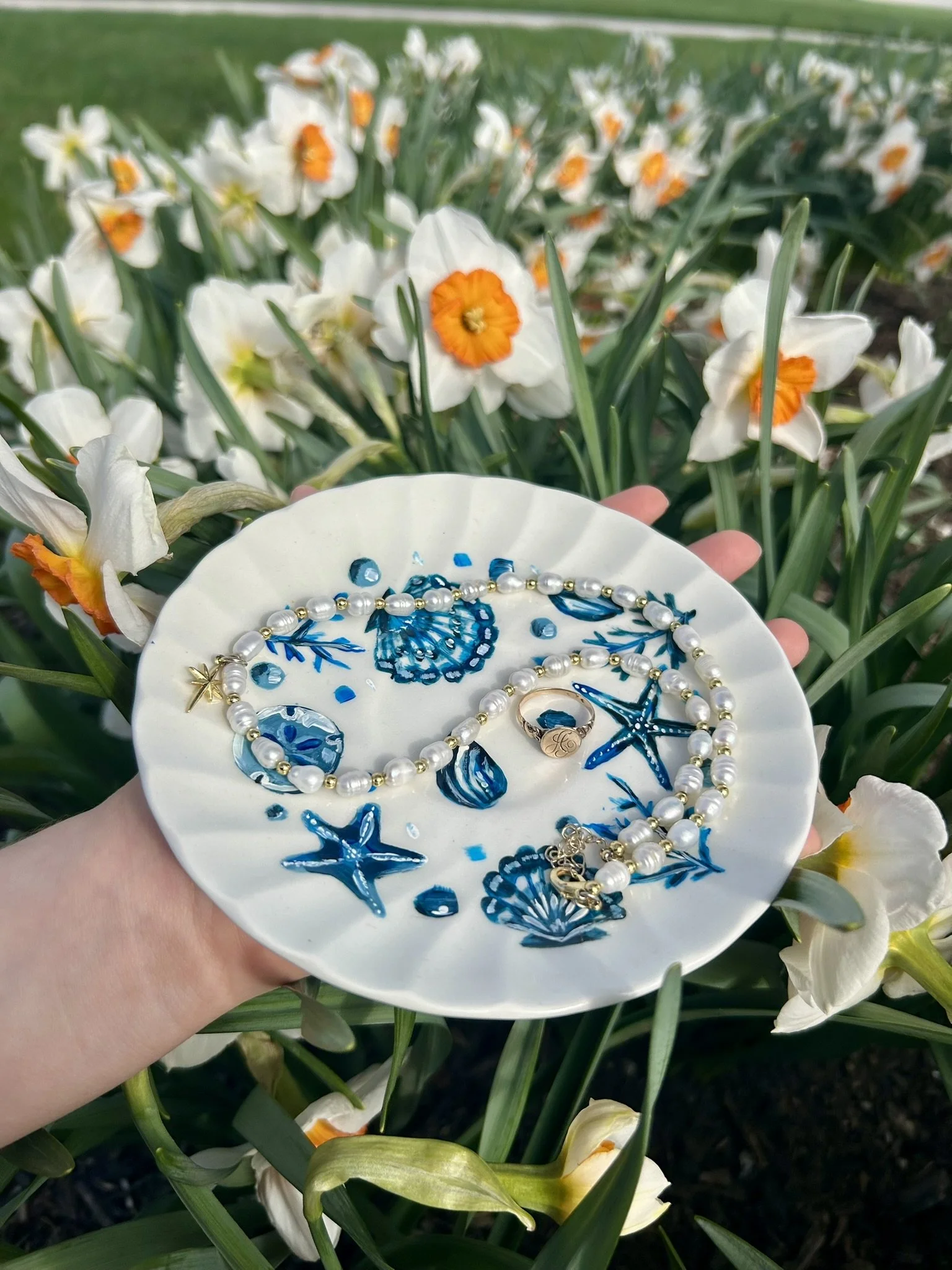 Decor costal plate with jewelry.JPEG